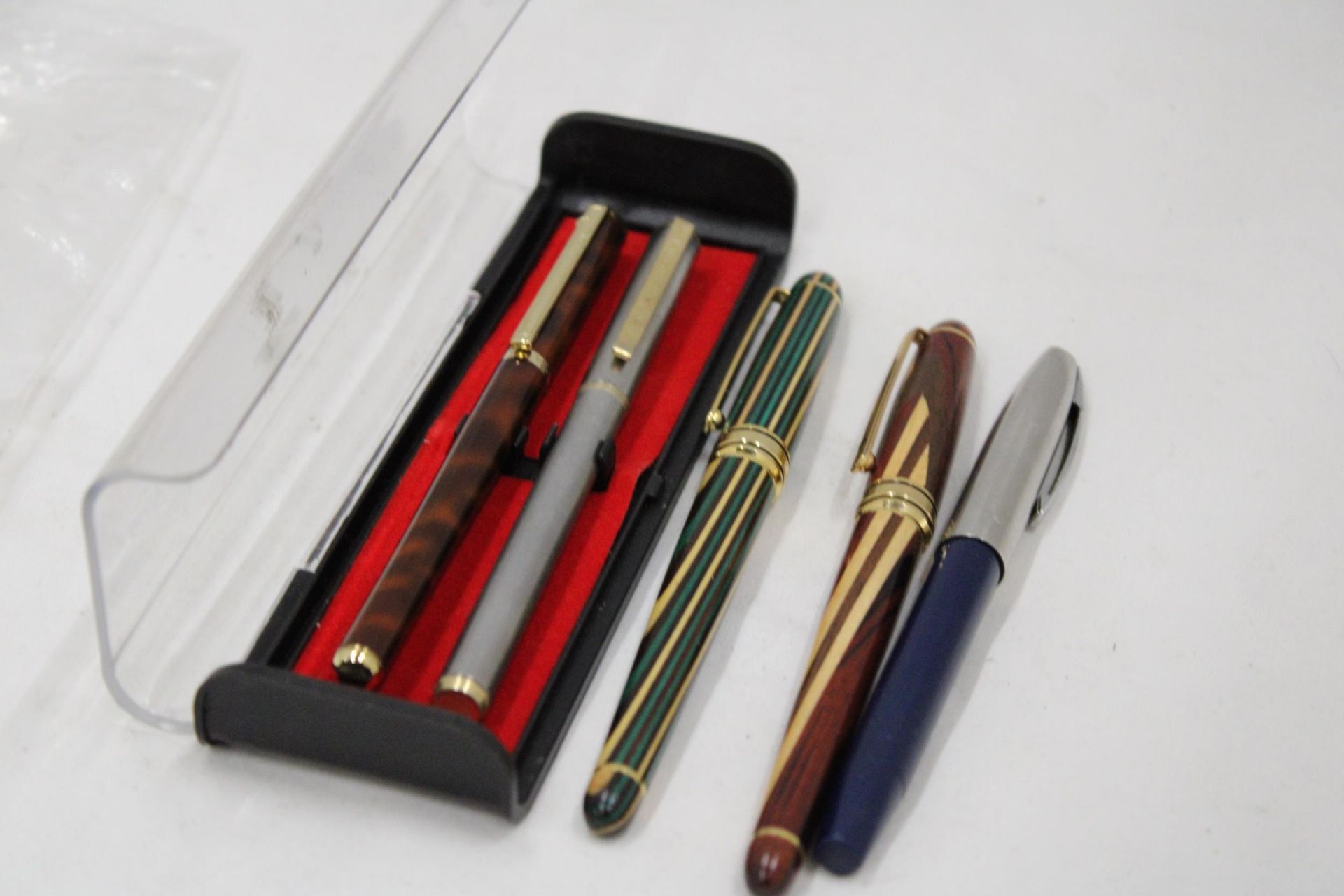A COLLECTION OF VINTAGE PENS TO INCLUDE A SHEAFFER - 5 IN TOTAL - Bild 4 aus 4
