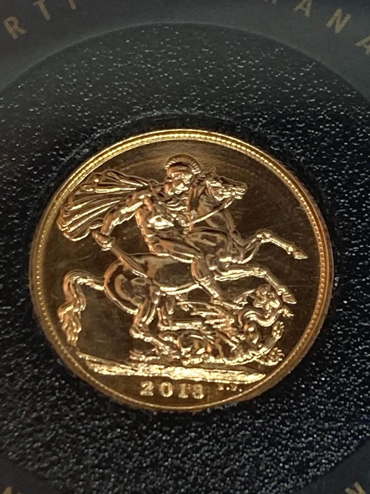 A CASED UNCIRCULATED GOLD SOVEREIGN DATED 2018 - Bild 2 aus 3