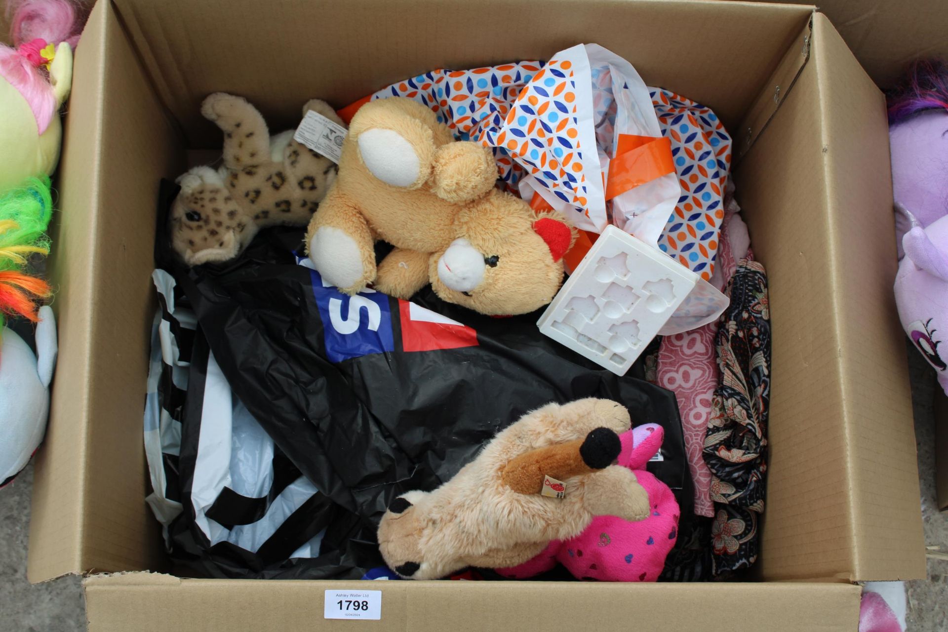 A LARGE ASSORTMENT OF CHILDRENS TEDDIES - Image 4 of 5