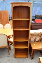 A RETRO HARDWOOD OPEN TIER OPEN BOOKCASE, 21.5" WIDE