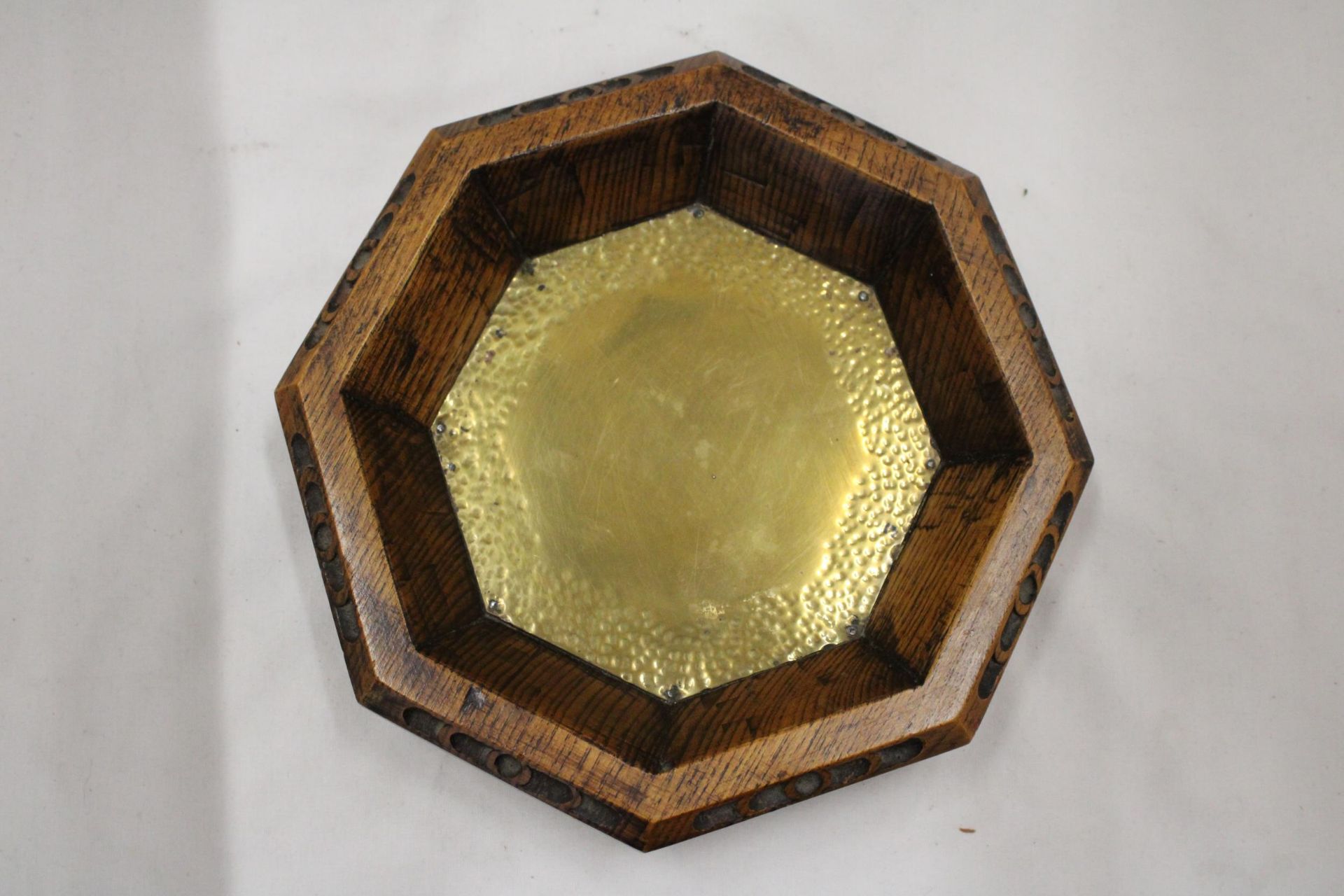 A VICTORIAN WOOD AND BRASS OCTAGONAL OFFERING PLATE, DIAMETER 20CM - Image 2 of 3