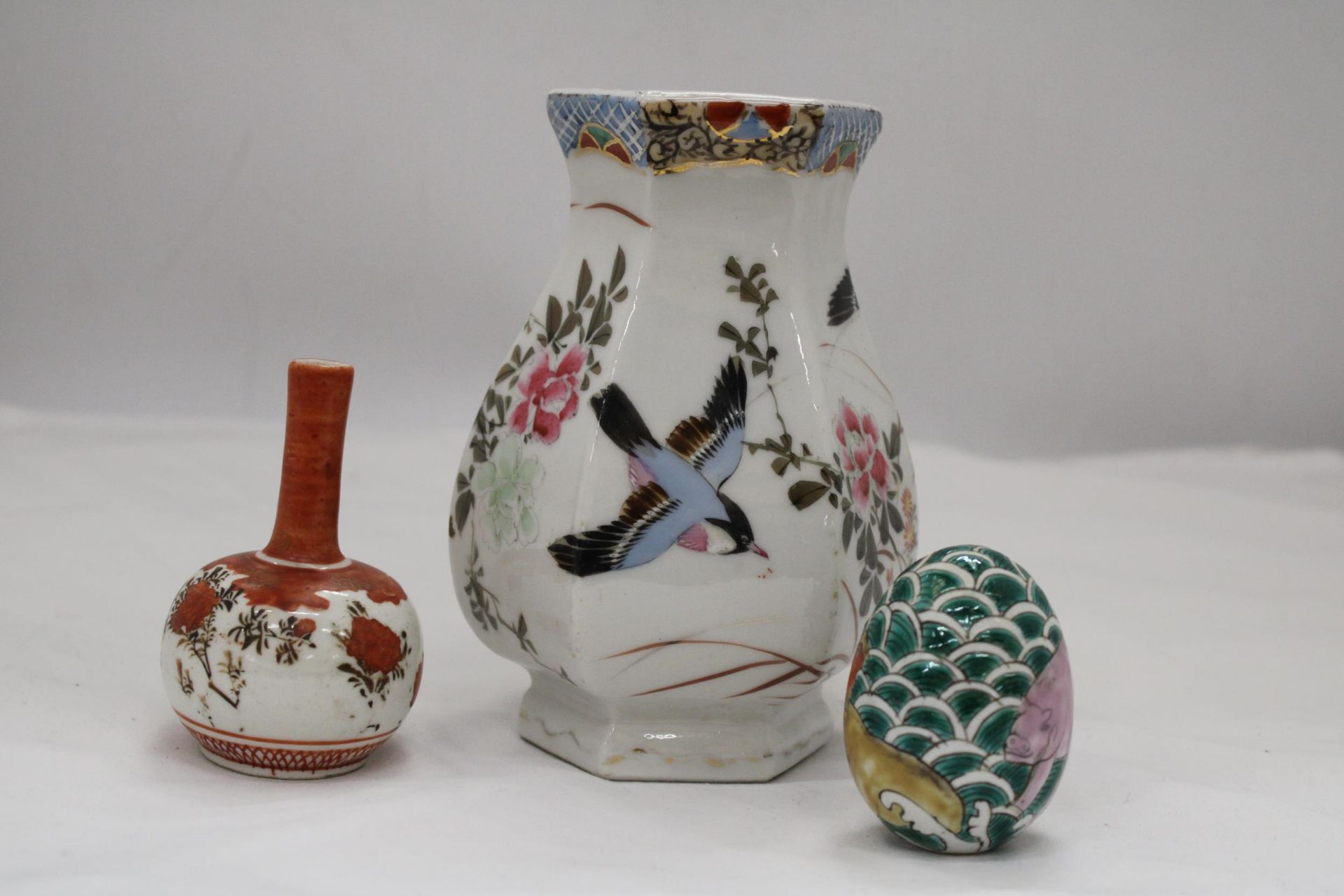 AN ORIENTAL HEXAGONAL VASE, SMALLER ORIENTAL VASE AND DECORATED EGG - Image 2 of 6