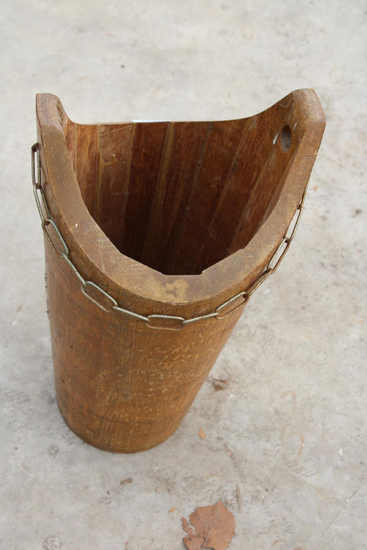 A WOODEN HANGING PAIL BUCKET (H:48CM) - Image 2 of 3
