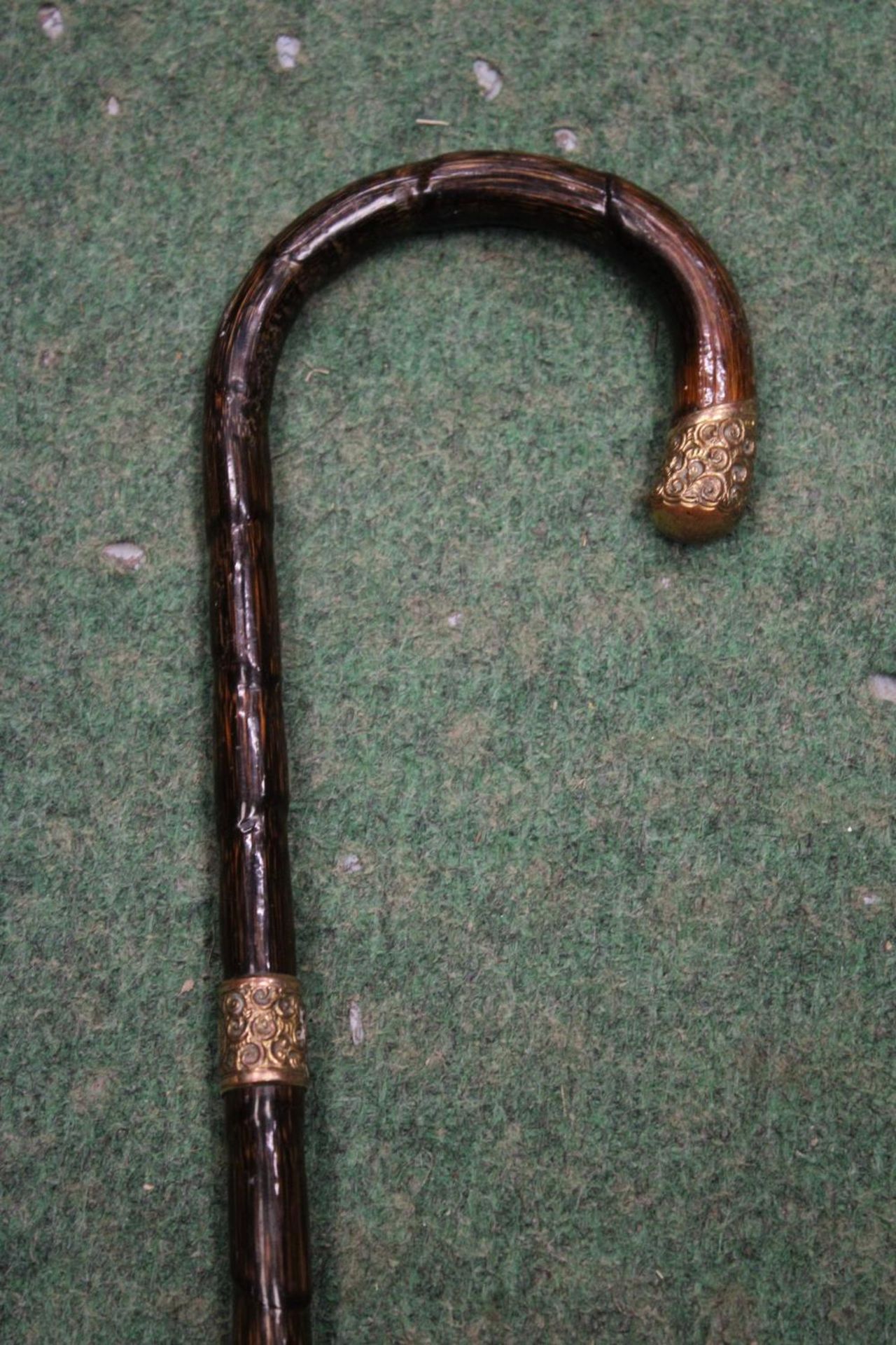 A VINTAGE WALKING STICK WITH 9 CARAT GOLD FINIALS - Image 2 of 4