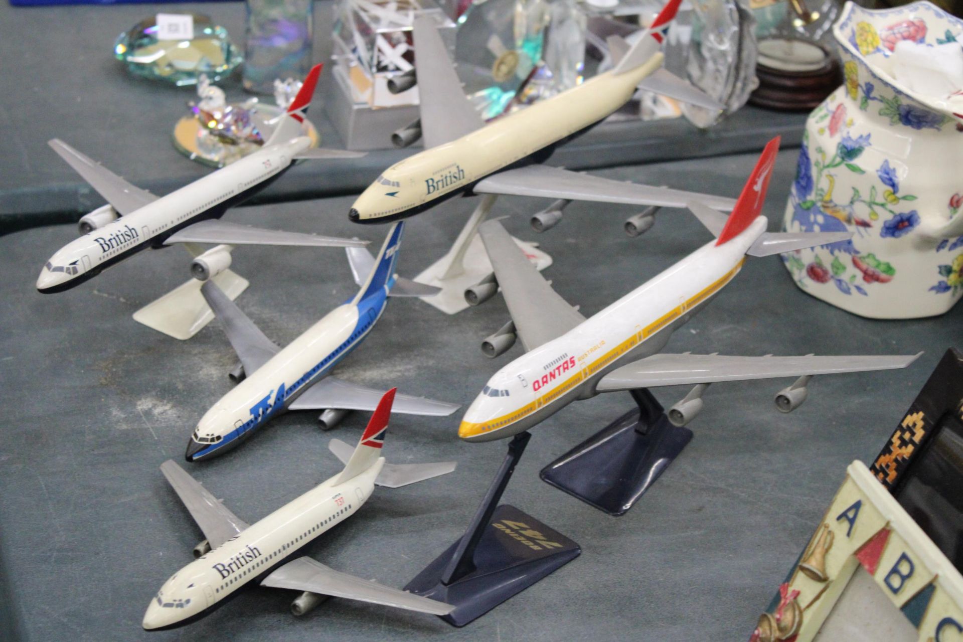 FIVE VINTAGE MODELS OF PLANES, FOUR ON PLINTHS, TO INCLUDE BRITISH AIRWAYS AND QANTAS - Image 6 of 6