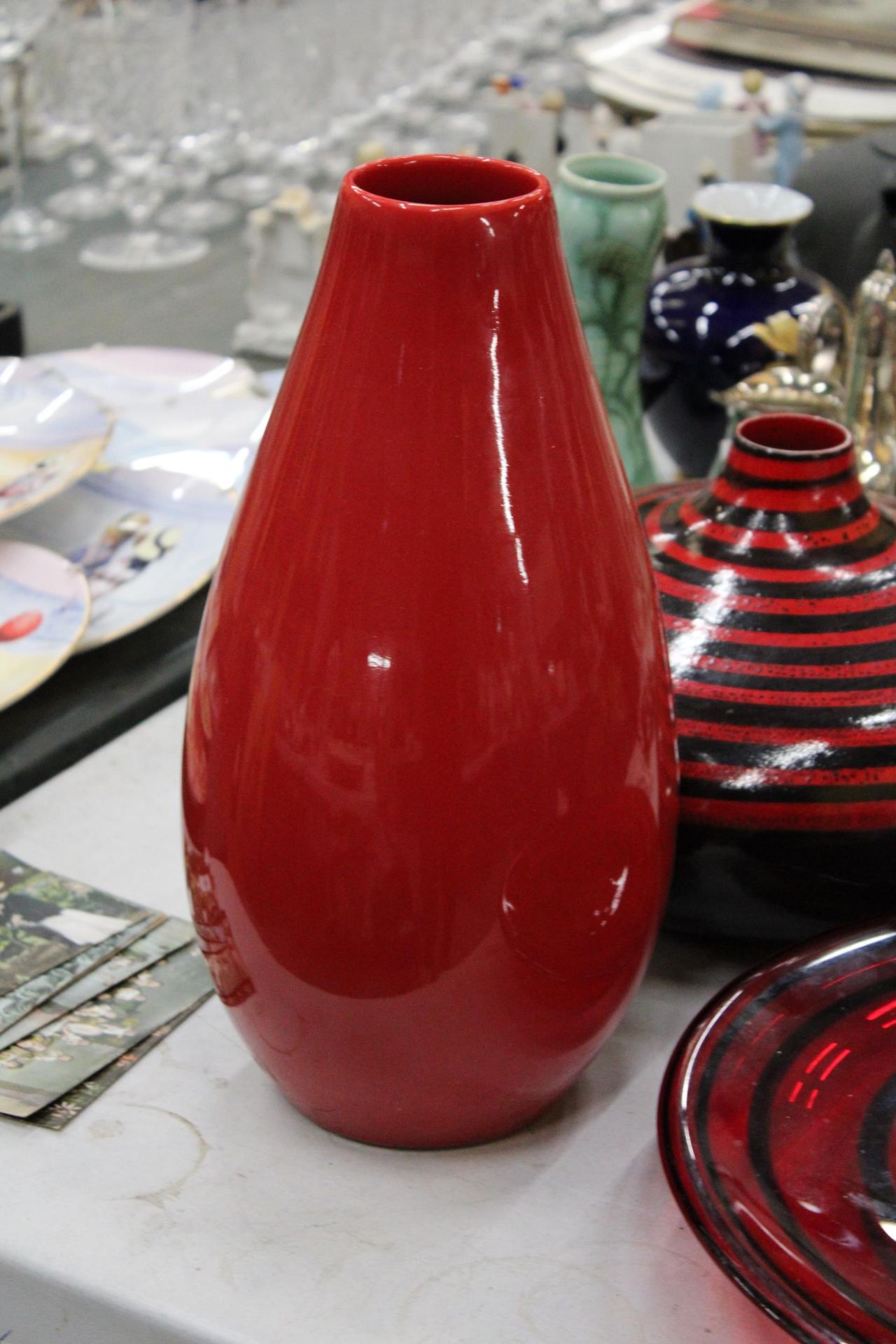 A STRIKING RED AND BLACK STRIPED VASE, RED AND BLACK LARGE GLASS DISH AND A LARGE RED VASE - Image 2 of 5