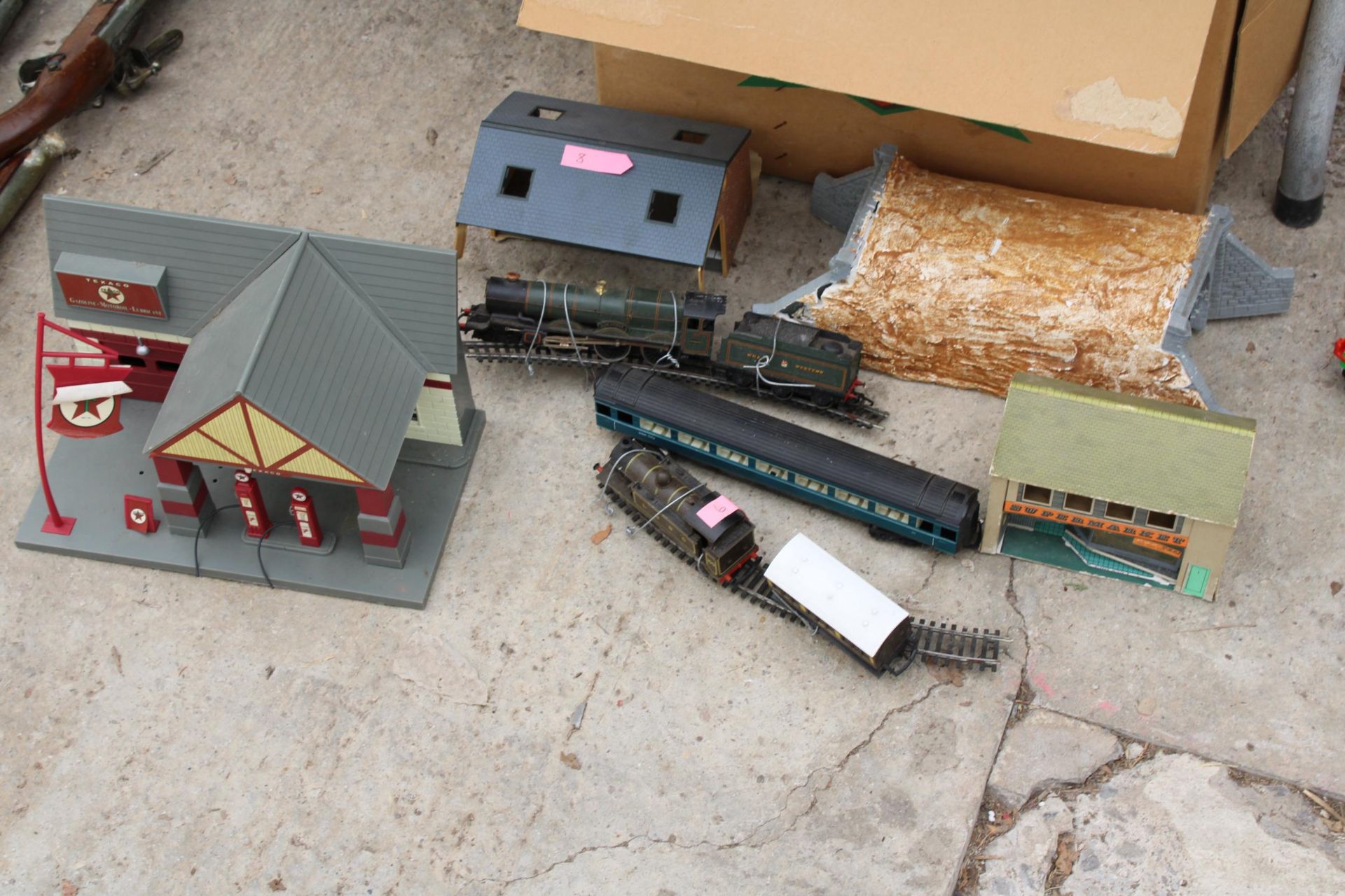 AN ASSORTMENT OF HORNBY TRAIN SET ITEMS TO INCLUDE STATION BUILDINGS, TRAINS AND ACCESSORIES ETC - Image 2 of 3