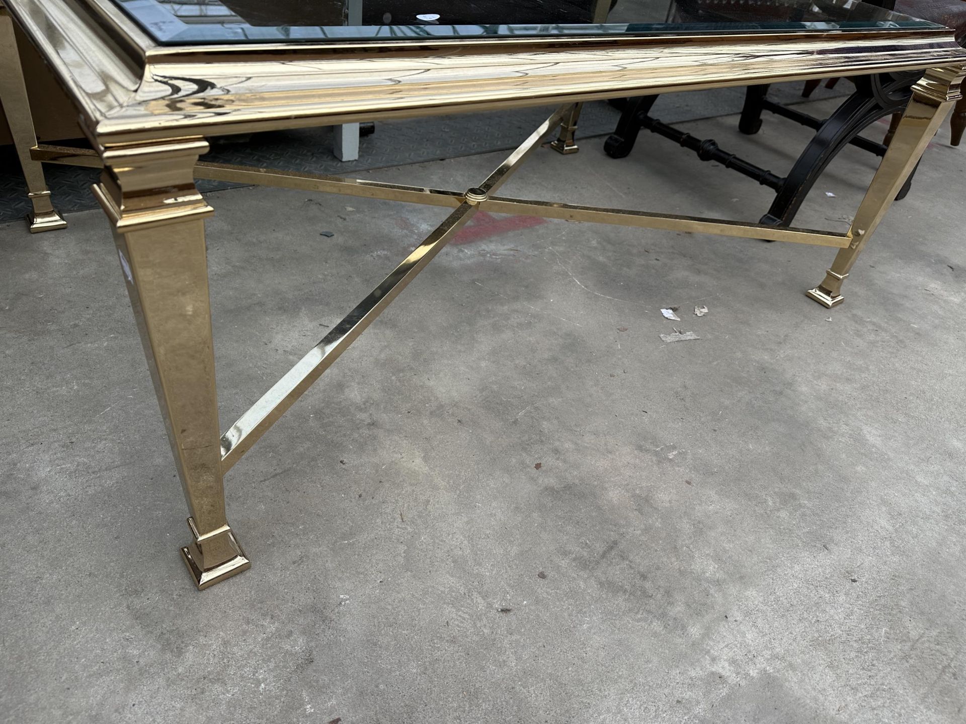 A MODERN POLISHED BRASS COFFEE TABLE WITH GLASS TOP AND TAPERING LEGS, 48" X 32" - Image 3 of 3