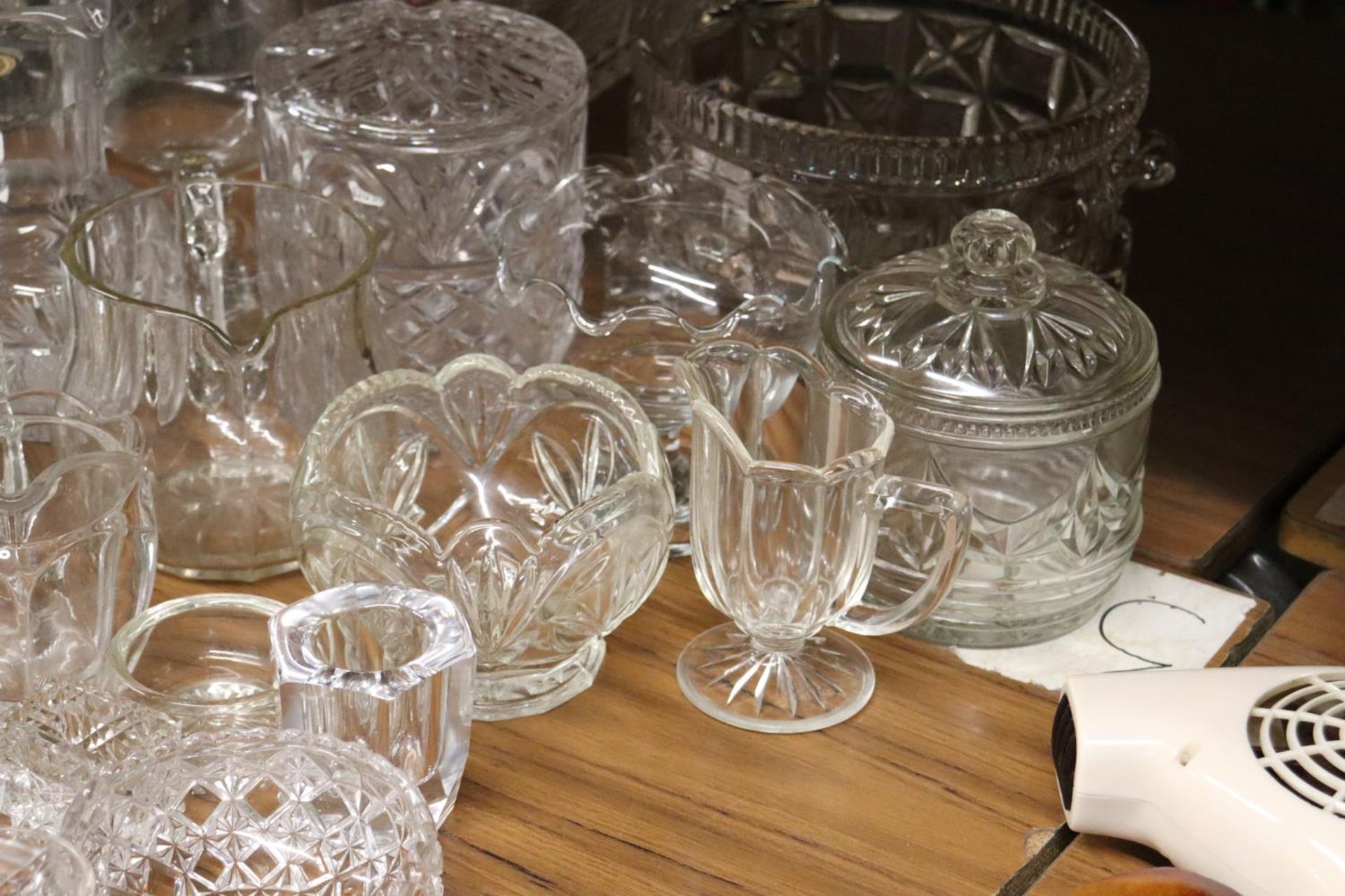 A LARGE QUANTITY OF GLASSWARE TO INCLUDE BOWLS, JUGS, LIDDED CONTAINERS, ETC - Image 3 of 5