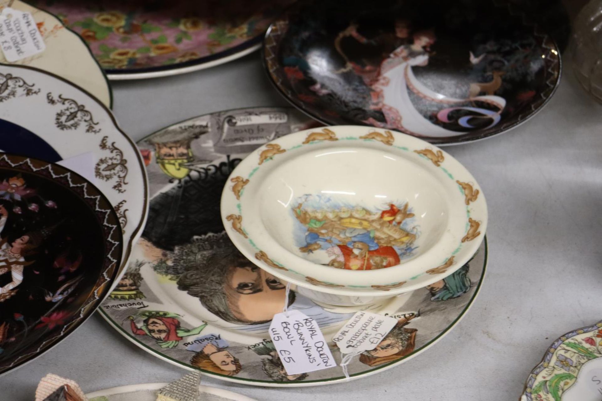 A MIXED LOT OF CABINET PLATES TO INCLUDE ROYAL PORCELAIN AND ROYAL DOULTON - PLUS A FURTHER TWO - Image 6 of 6