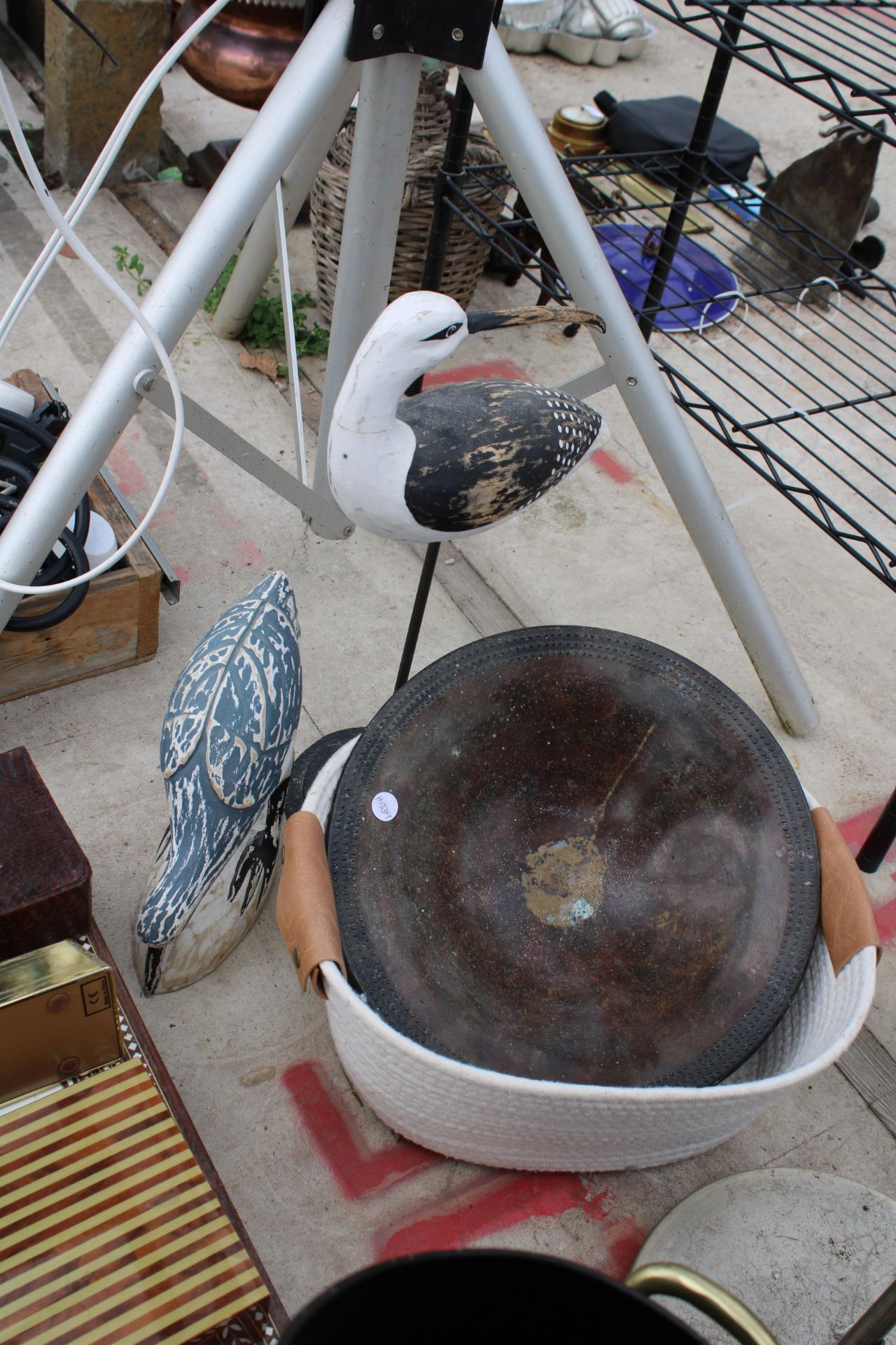 AN ASSORTMENT OF ITEMS TO INCLUDE A CHESS BOARD, A LAMP AND A COAL SCUTTLE ETC - Image 3 of 5
