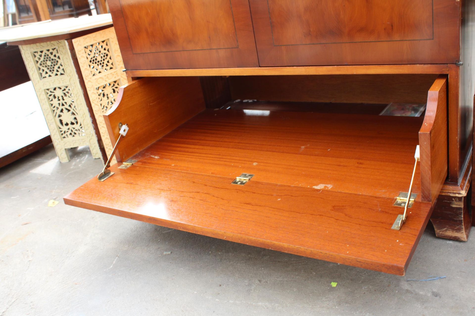 A YEW WOOD TELEVISION CABINET, 35" WIDE - Image 4 of 4