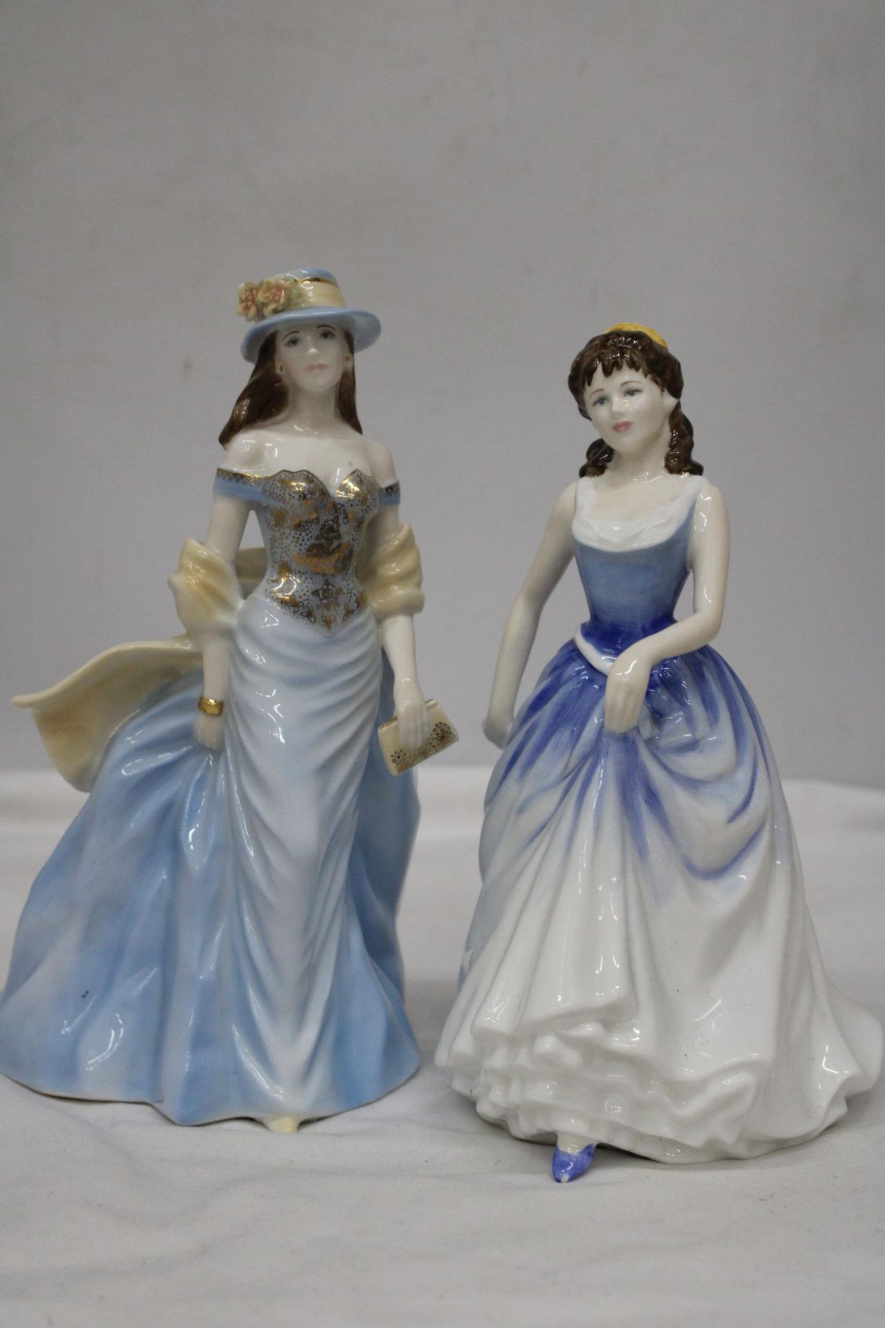 A ROYAL DOULTON FIGURE "MICHELLE" HN 4158 AND A ROYAL WOICESTER FIGURE "LOUISE" - Image 2 of 7