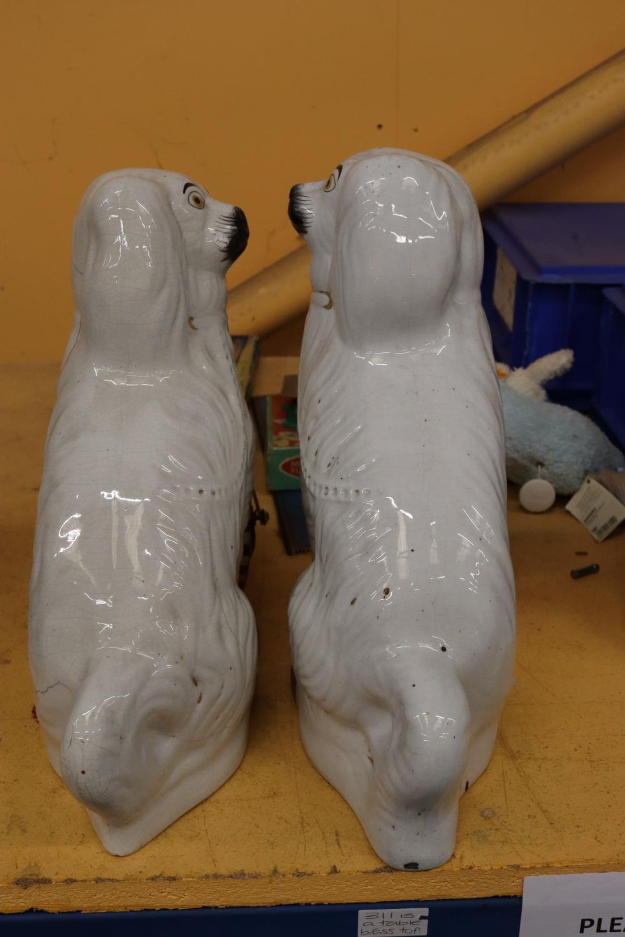 A LARGE PAIR OF STAFFORDSHIRE STYLE SPANIELS, HEIGHT 36CM - Image 4 of 5