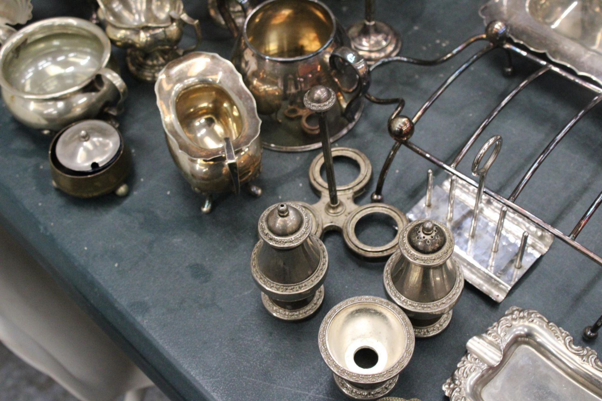 A VERY LARGE QUANTITY OF SILVER PLATED ITEMS TO INCLUDE TEAPOTS, COFFEE POTS, SERVING DISHES, - Bild 6 aus 6