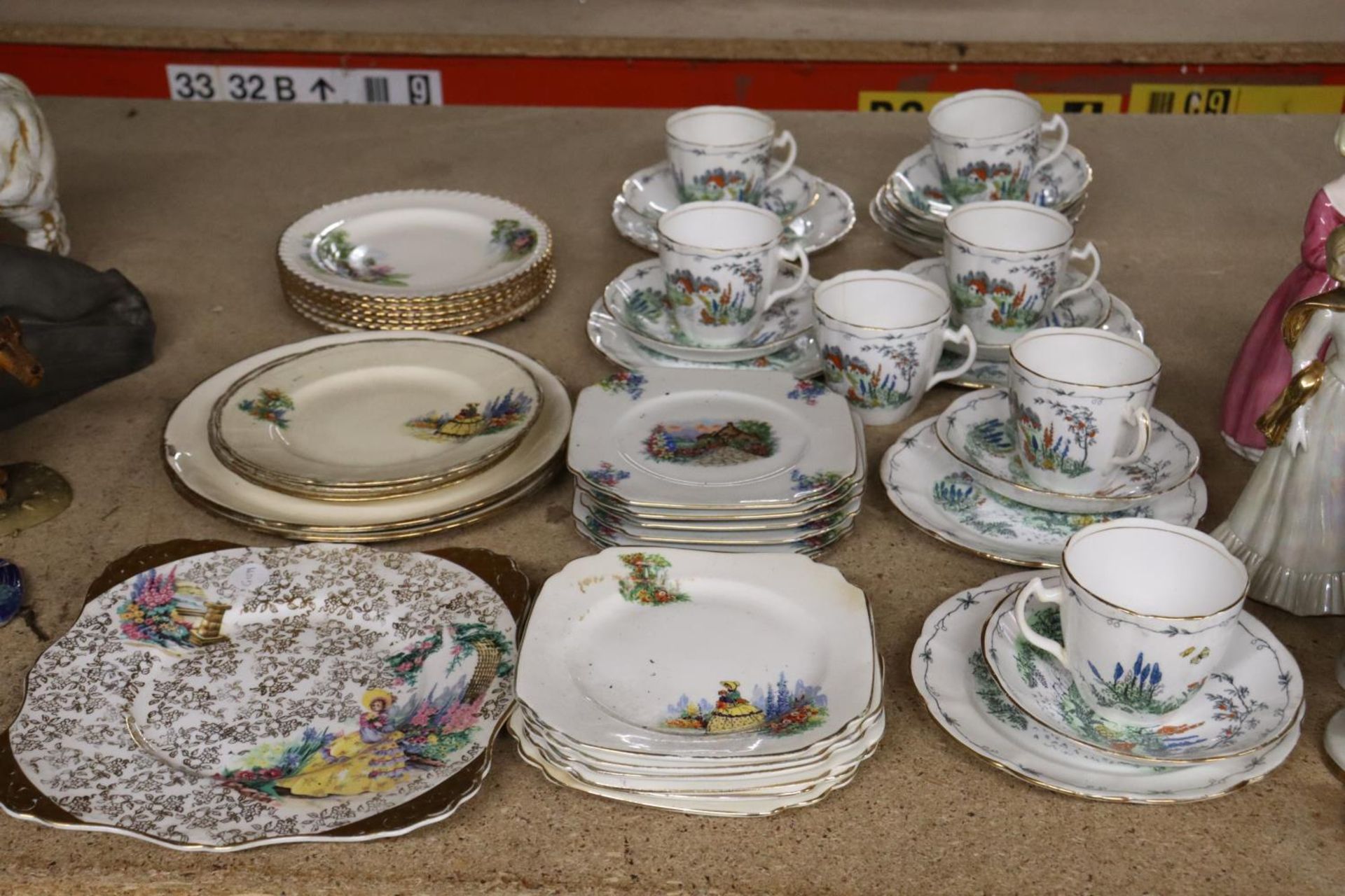 A QUANTITY OF VINTAGE CHINA CUPS, SAUCERS AND PLATES
