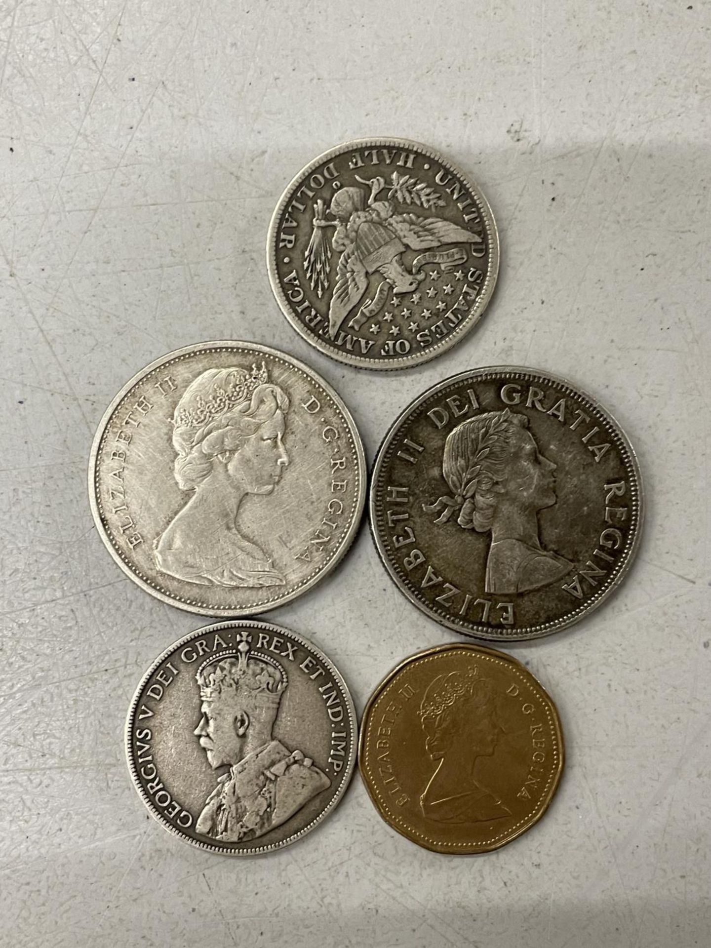 AN 1894 US HALF DOLLAR AND FOUR CANADIAN COINS TO INCLUDE A 1964 AND A 1965 DOLLAR, A 1913 50 CENT - Bild 2 aus 2