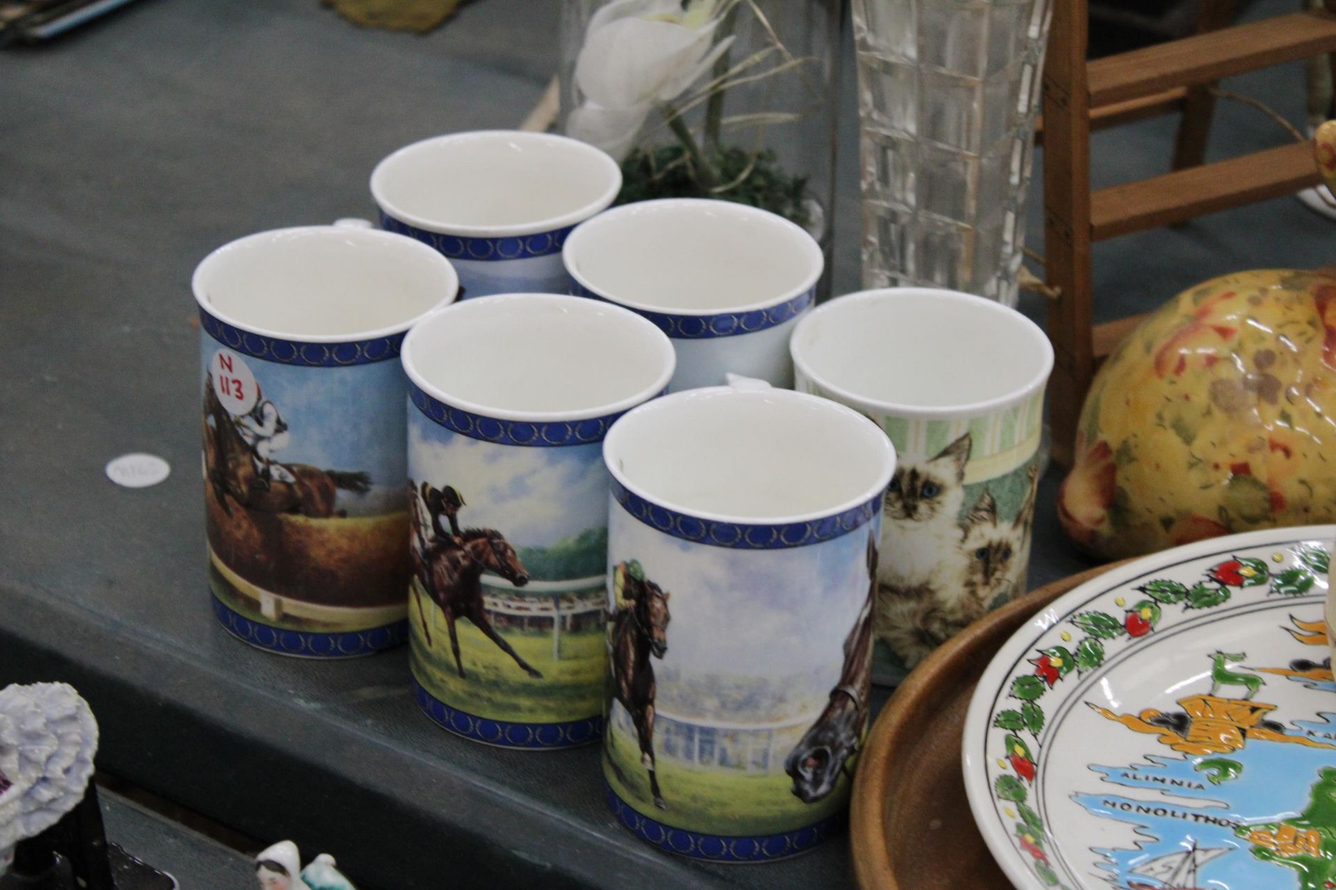 A MIXED LOT TO INCLUDE HORSE RACING MUGS, CABINET PLATES, PIN TRAYS, ANIMAL FIGURES, VICTORIAN EYE - Bild 8 aus 9