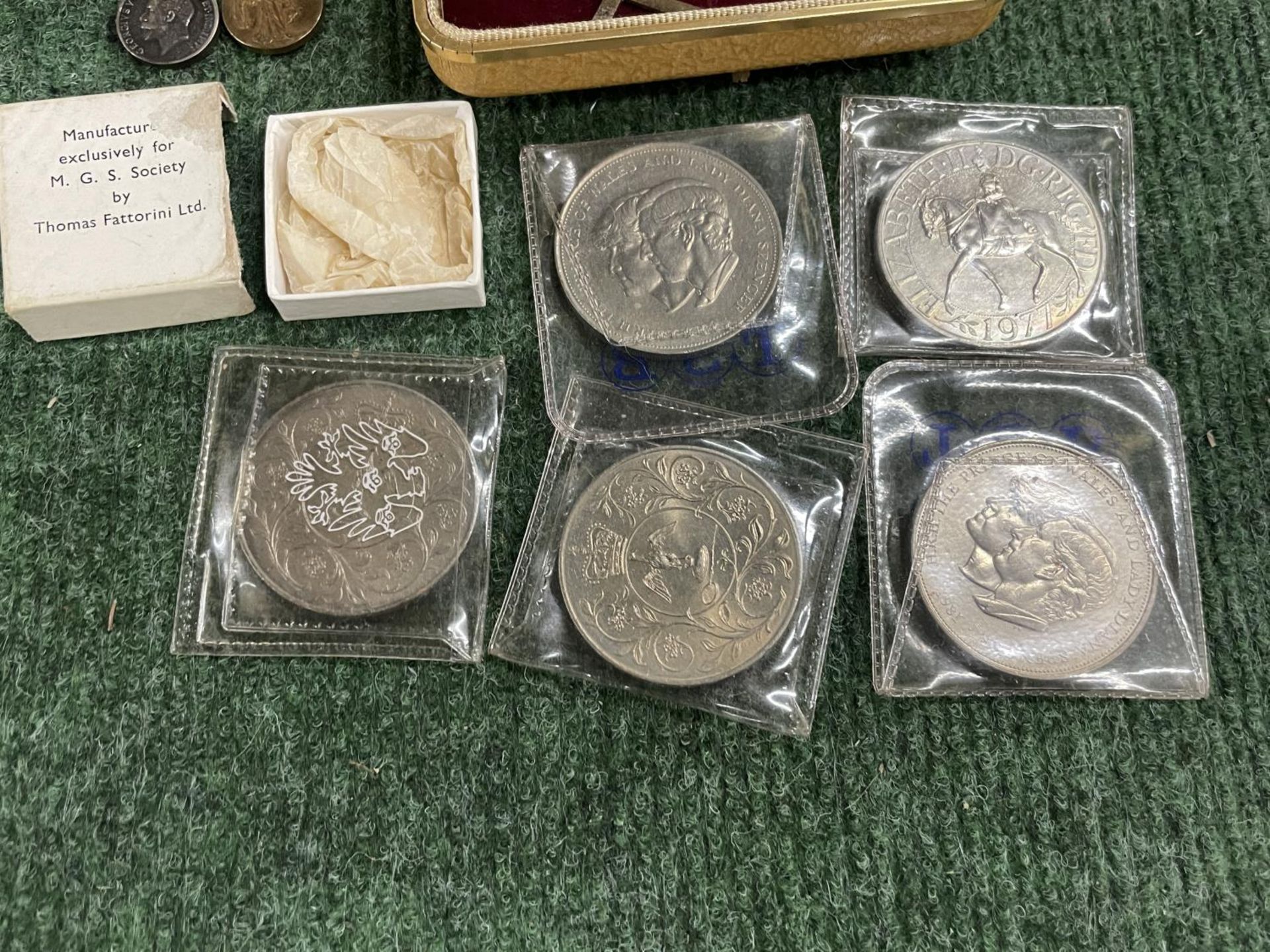 FIVE COMMEMORATIVE COINS, A SILVER CHAIN, TWO CRUCIFIXES AND A WW1 MINIATURE DRESS MEDAL - Bild 3 aus 3