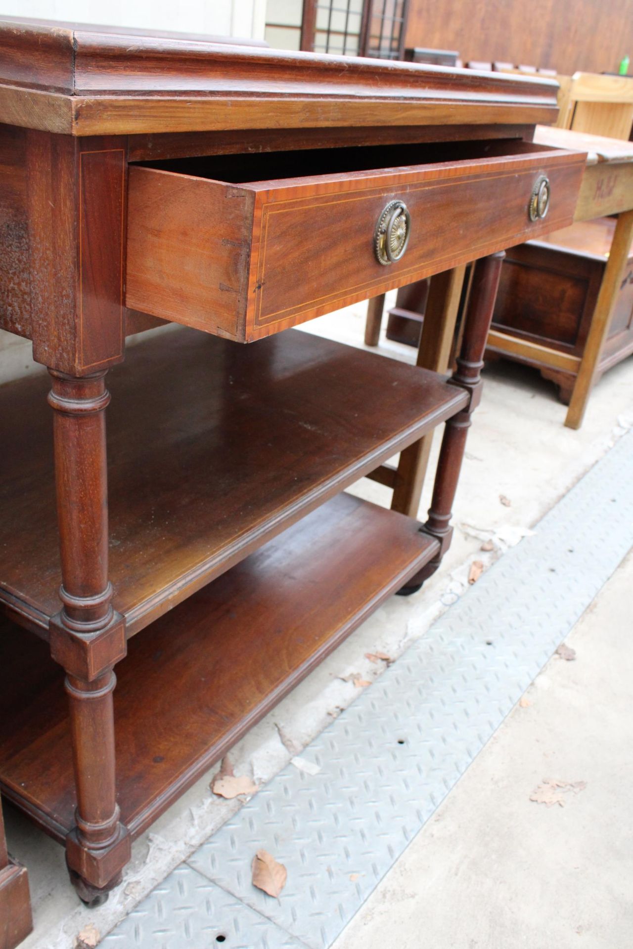 AN EDWARDIAN MAHOGANY INLAID AND CROSSBANDED THREE TIER TROLLEY WITH SINGLE DRAWER - Image 2 of 4