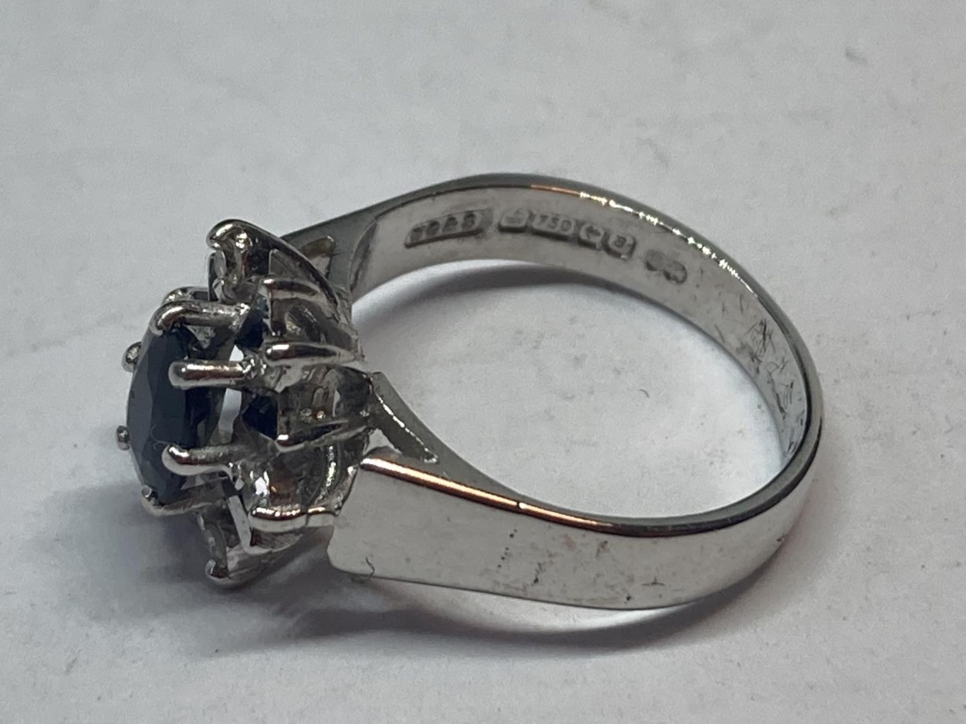 AN 18 CARAT WHITE GOLD RING WITH SAPHHIRE AND DIAMONDS SIZE H/I - Image 3 of 4