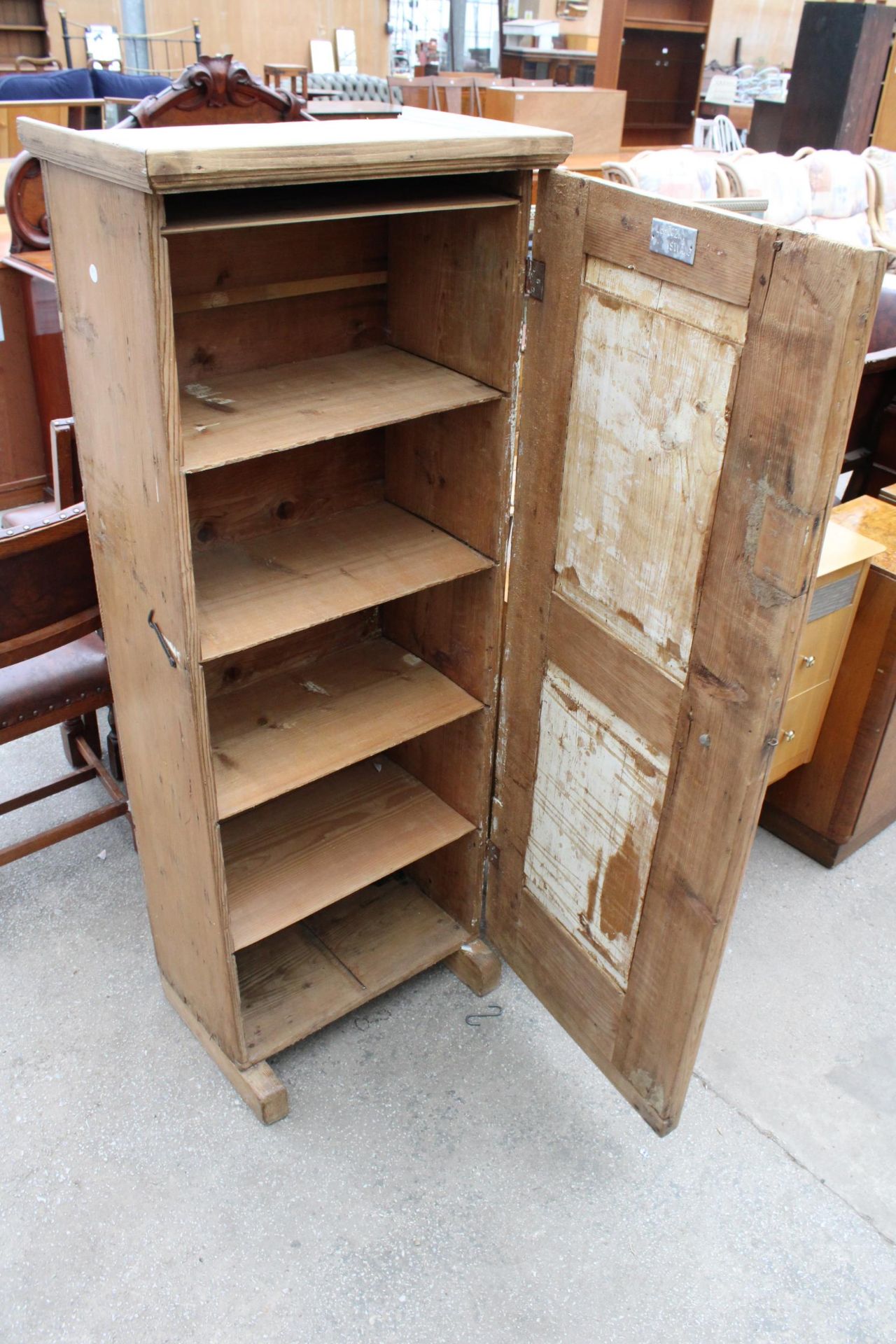 A VICTORIAN NARROW PINE SINGLE DOOR CUPBOARD 21" WIDE - Image 3 of 3