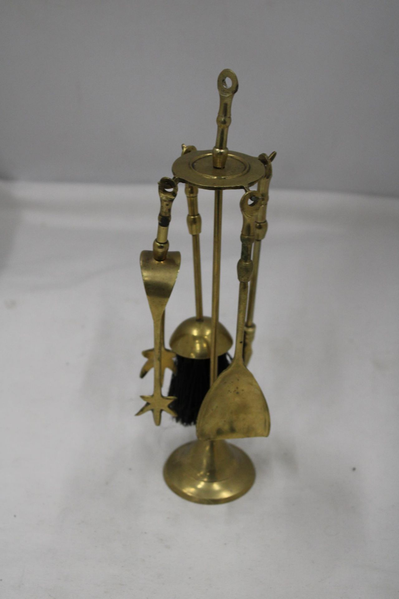 A BRASS APPRENTICE PIECE COMPANION SET - Image 4 of 5