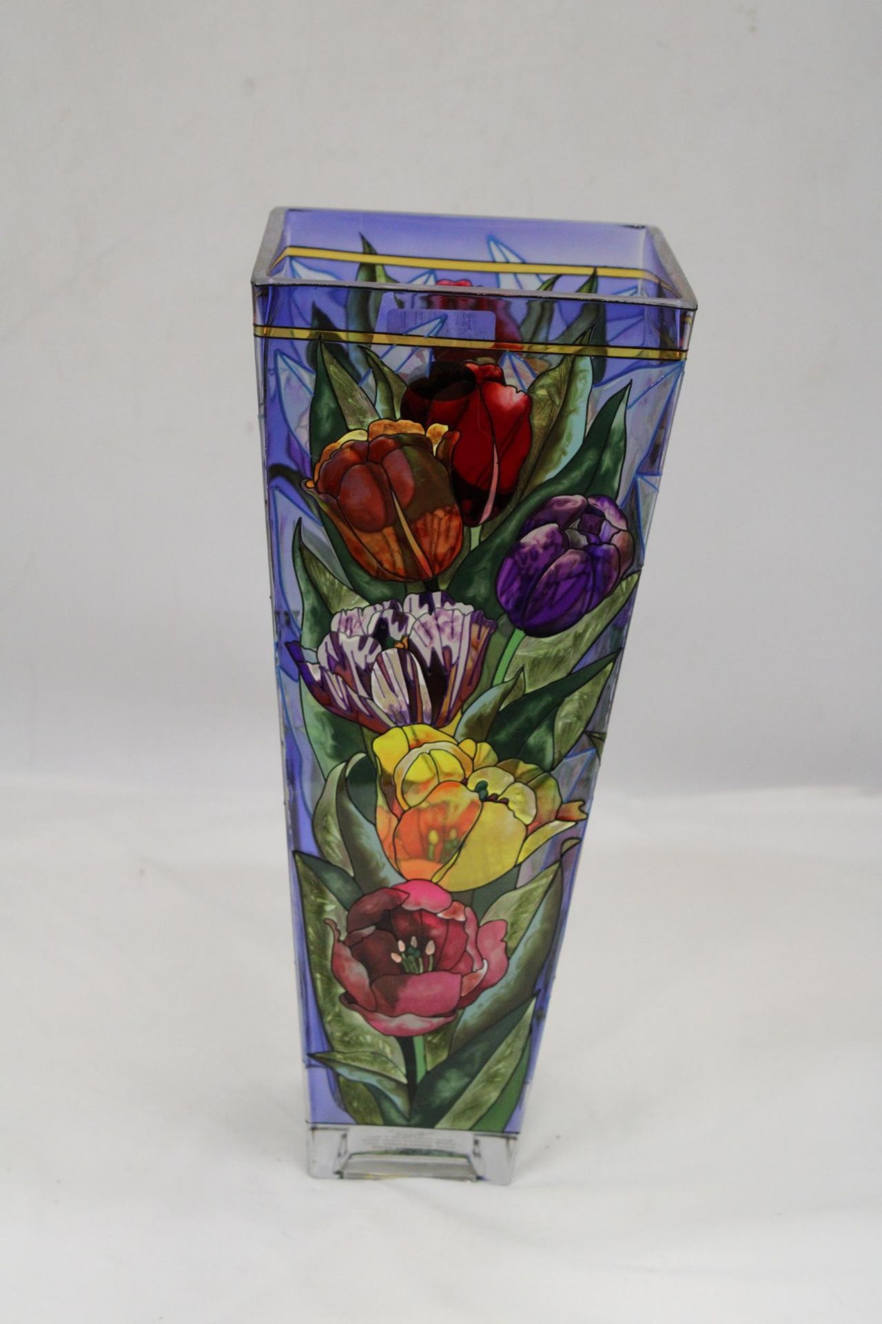 A LARGE HANDPAINTED GLASS VASE, HEIGHT 34CM - Image 4 of 6