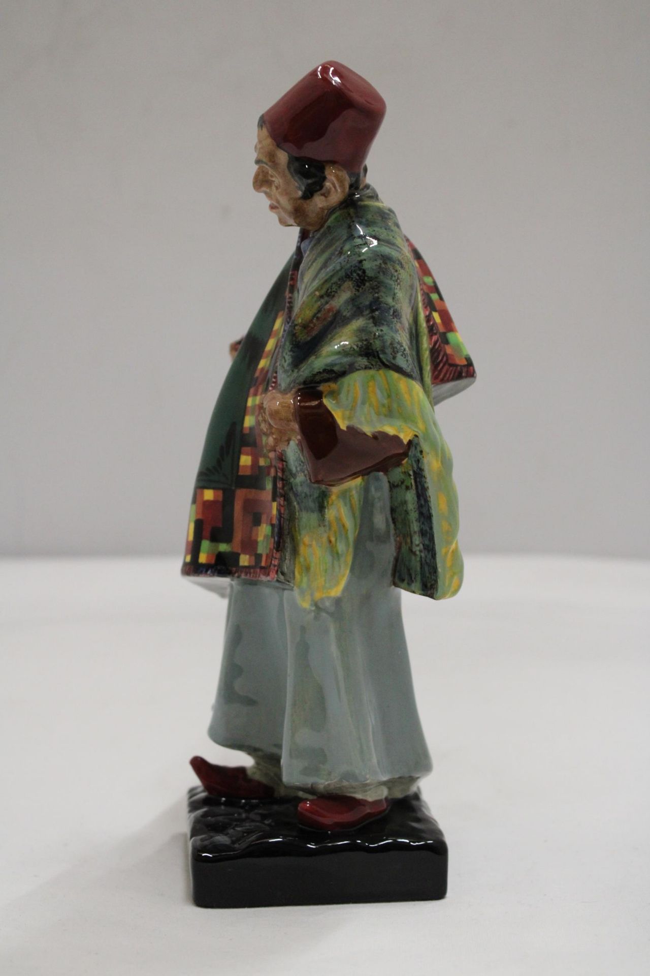 A ROYAL DOULTON FIGURE " CARPET SELLER" HN 2464 - Bild 5 aus 6