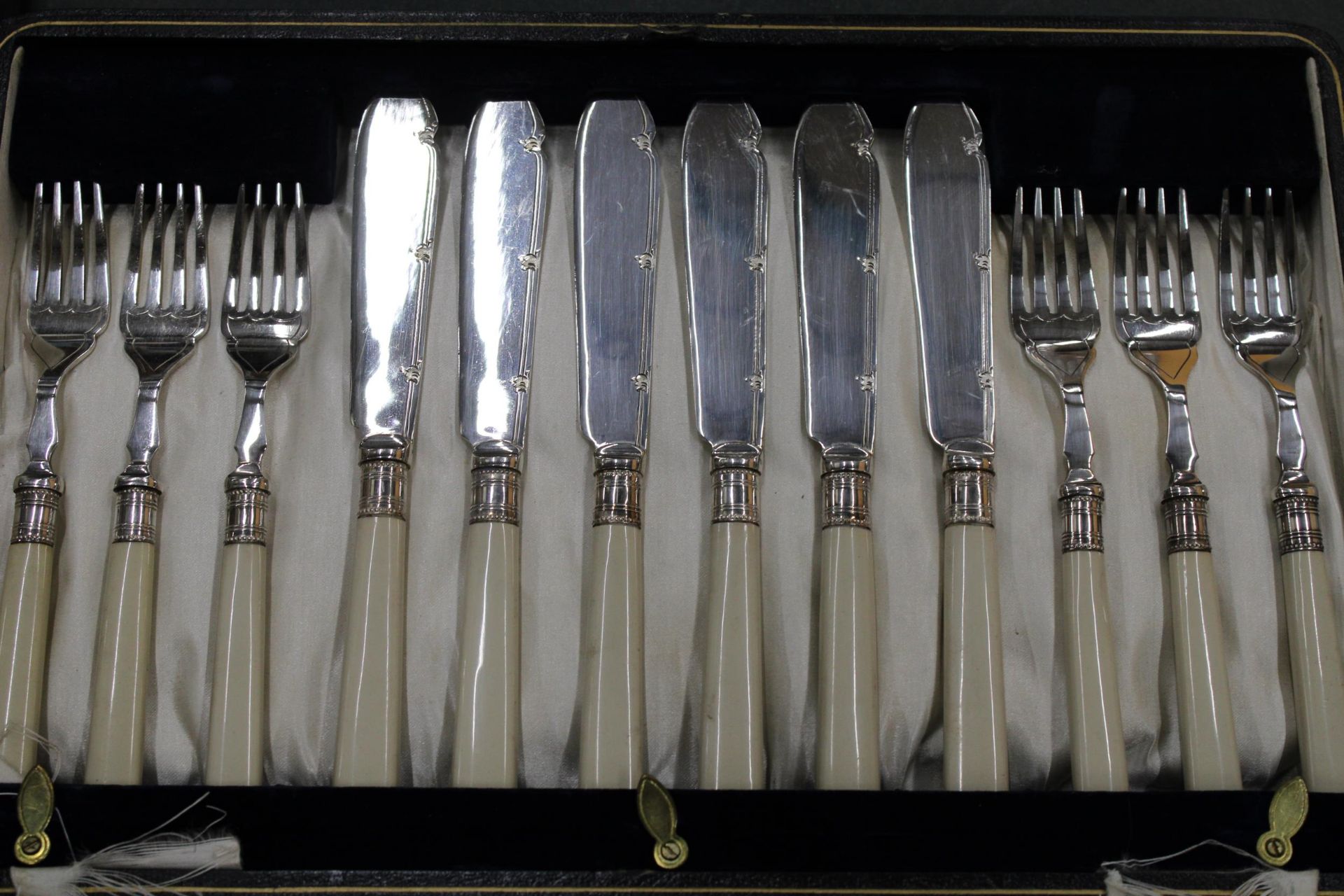A CASED FISH KNIFE AND FORK SET - Image 2 of 6