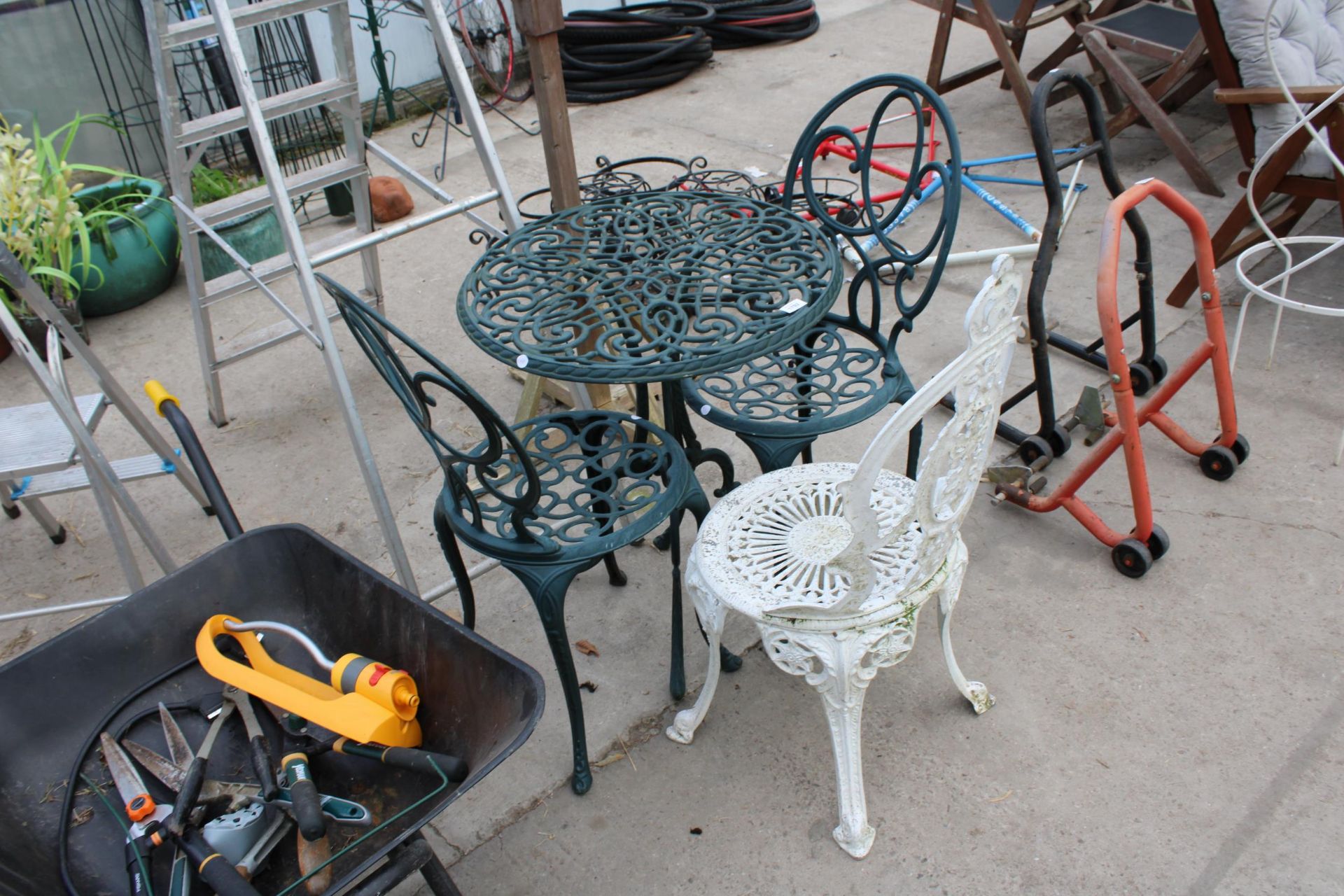 A METAL BISTRO TABLE AND TWO CHAIRS AND A FURTHER CAST ALLOY BISTRO CHAIR - Bild 2 aus 2
