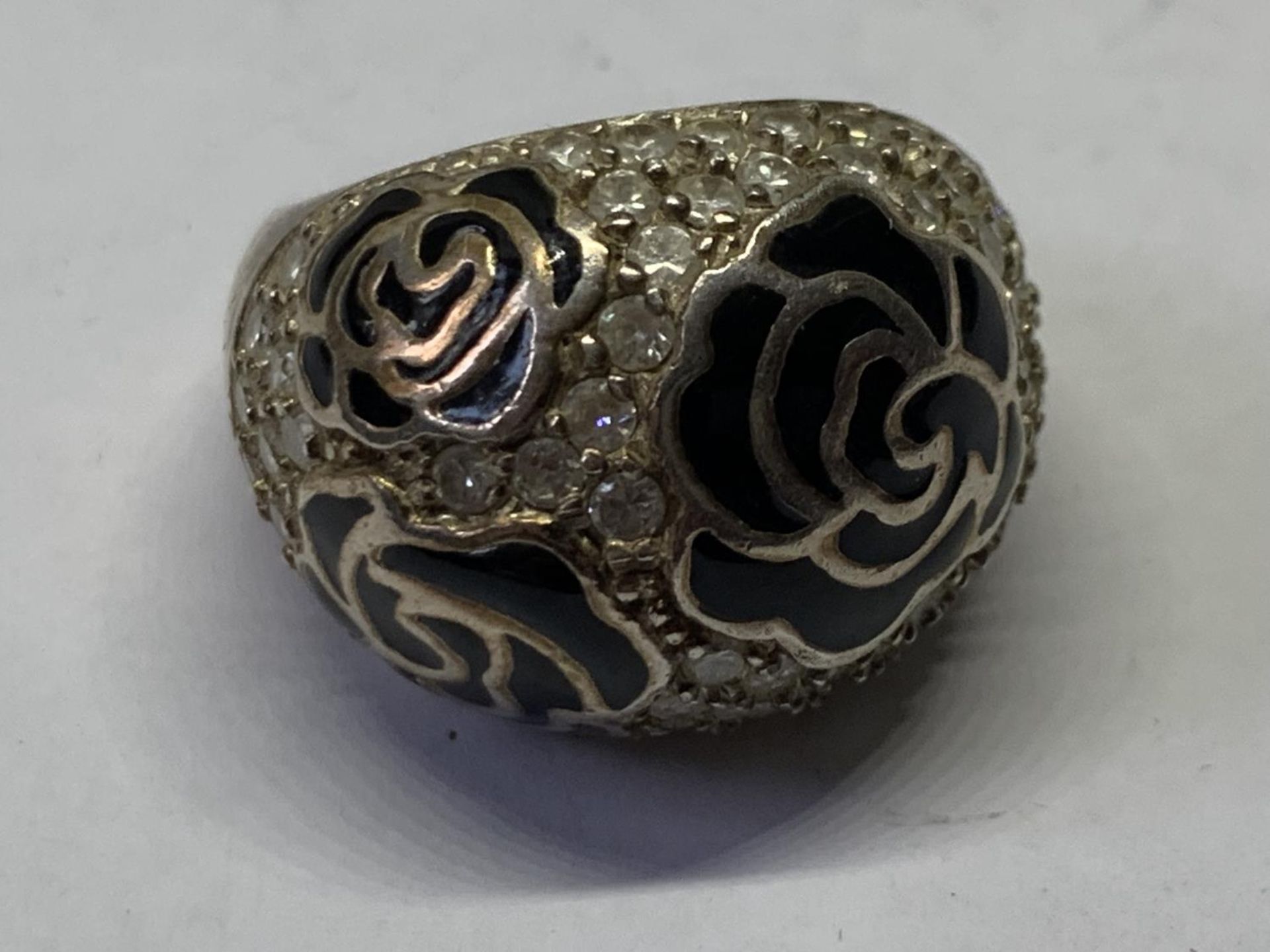 A SILVER AND BLACK RING IN A PRESENTATION BOX - Image 2 of 3