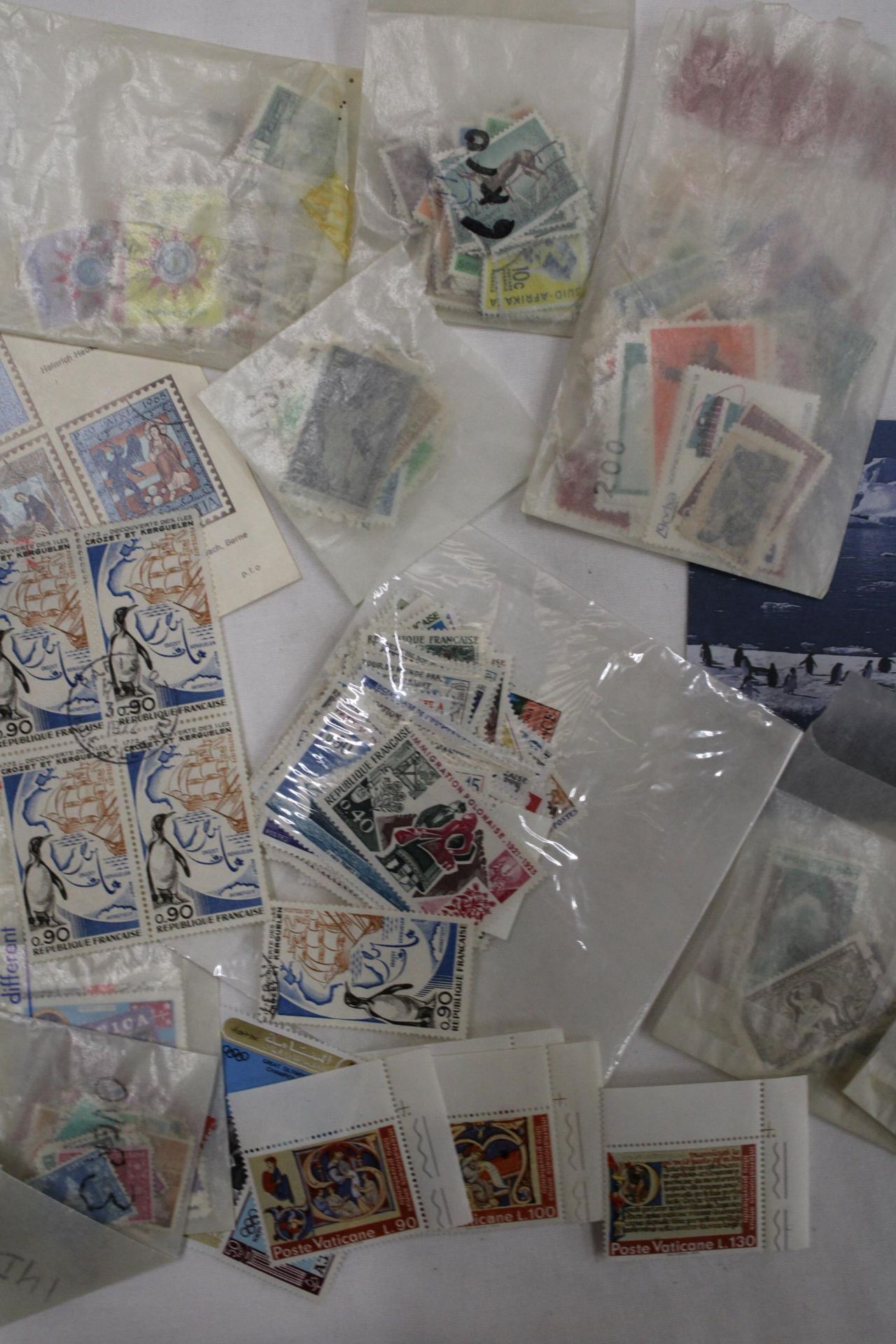 A QUANTITY OF STAMPS IN PACKETS FROM AROUND THE WORLD - Bild 5 aus 5
