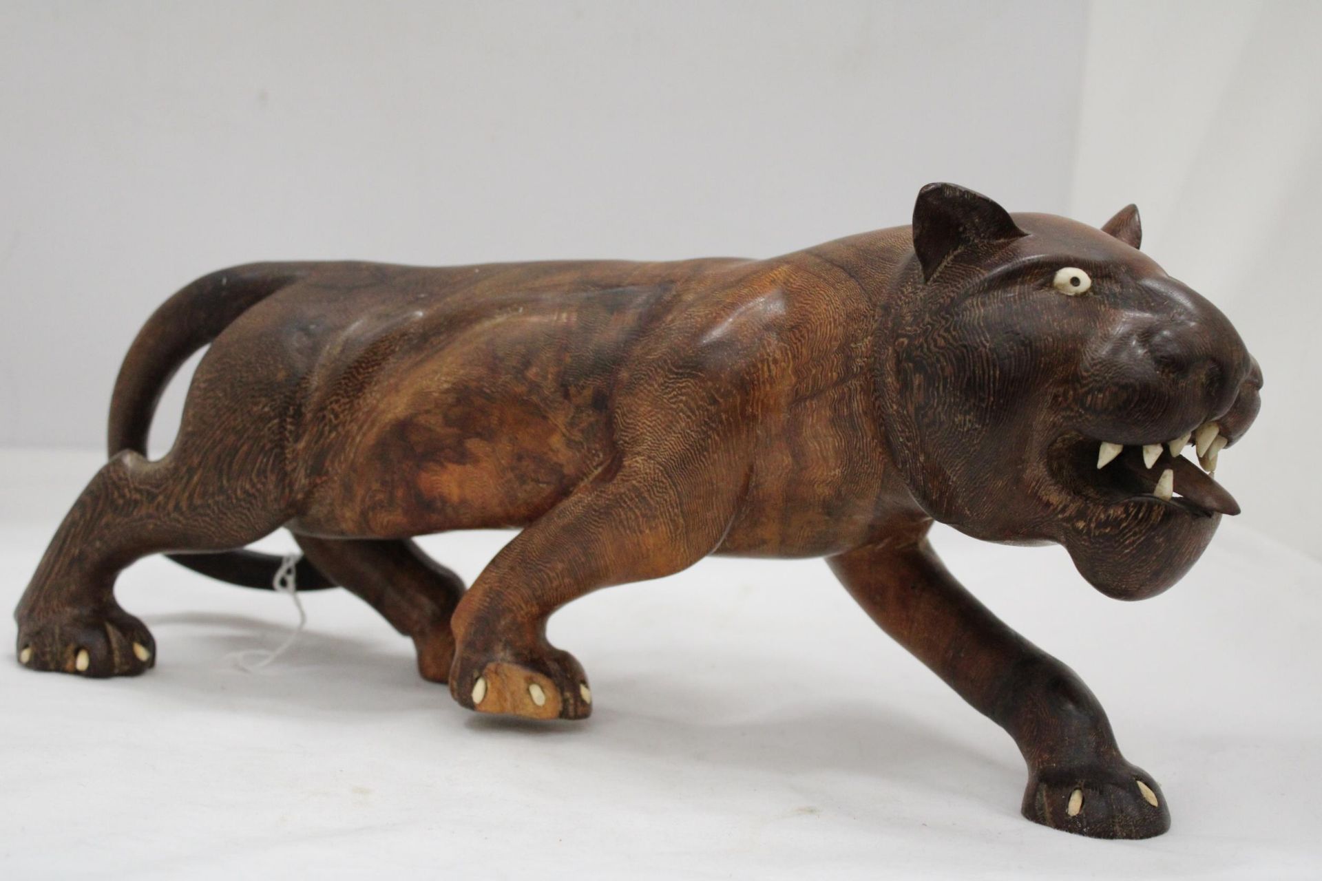 A CARVED HARD WOOD FIGURE OF A BIG CAT, HEIGHT 16CM, LENGTH 36CM - Image 2 of 5