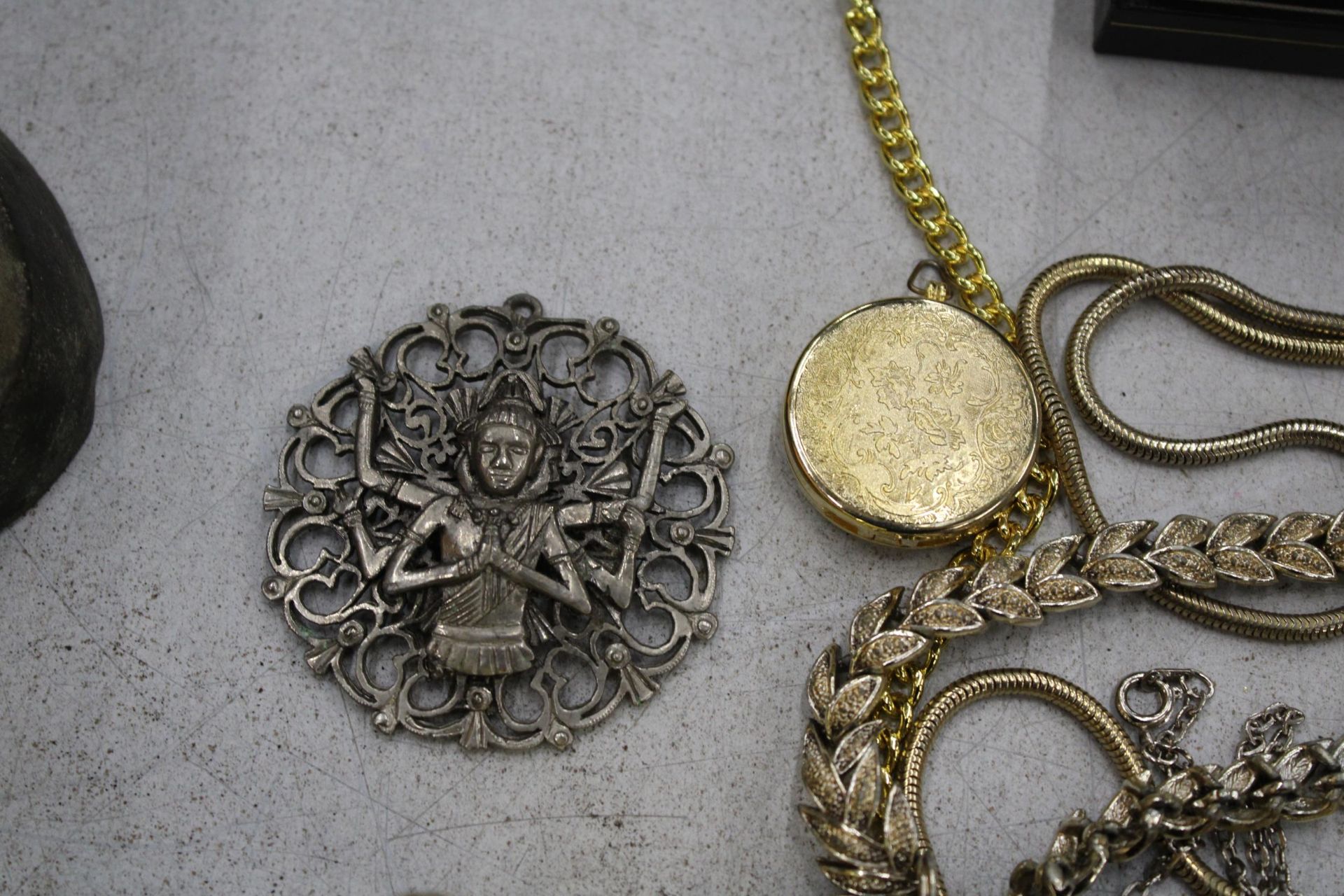 A QUANTITY OF COSTUME JEWELLERY TO INCLUDE CHAINS AND PENDANTS, RINGS, MODERN POCKET WATCHES, - Bild 6 aus 6