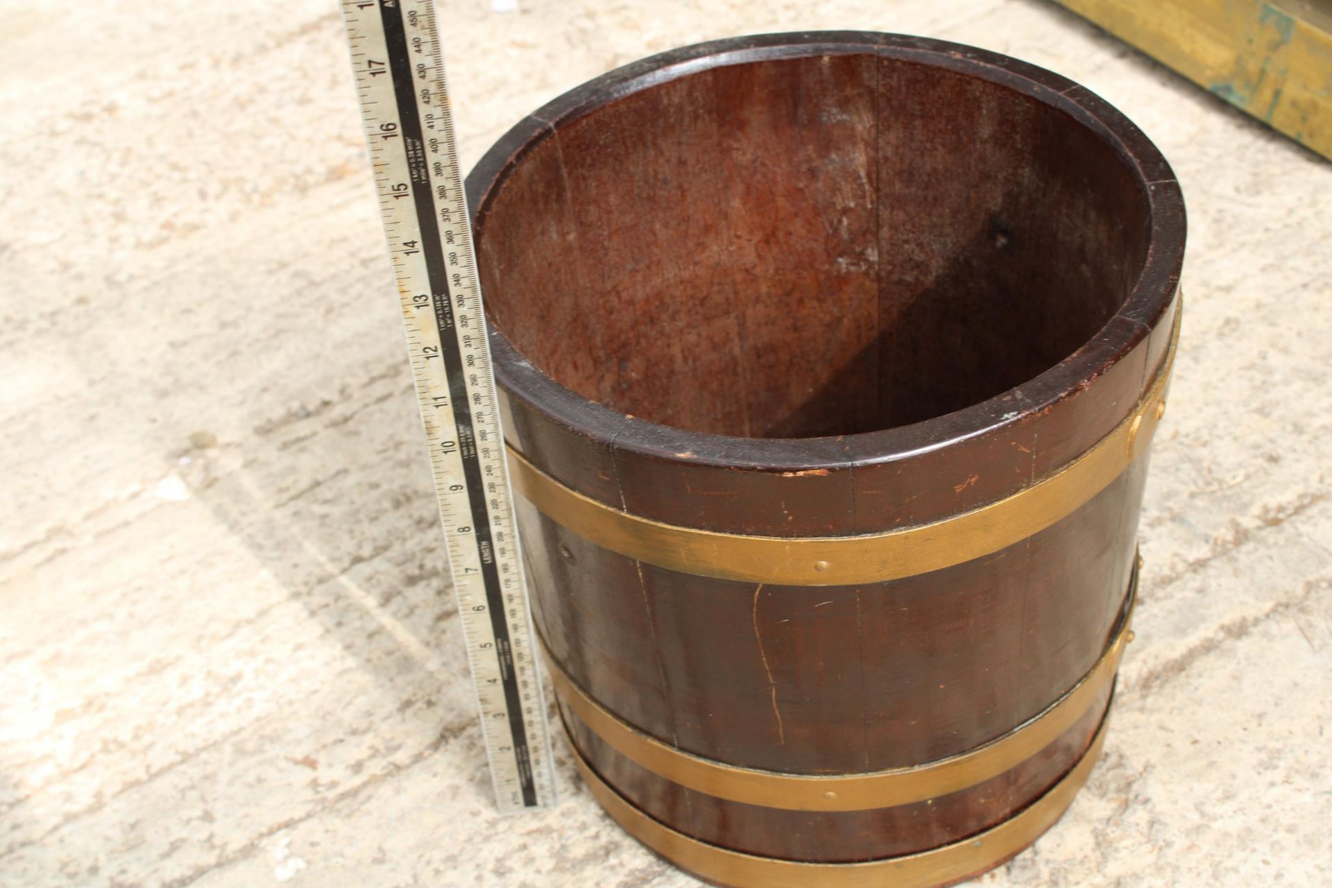 A VINTAGE WOODEN AND METAL BANDED PALE BUCKET - Bild 2 aus 2