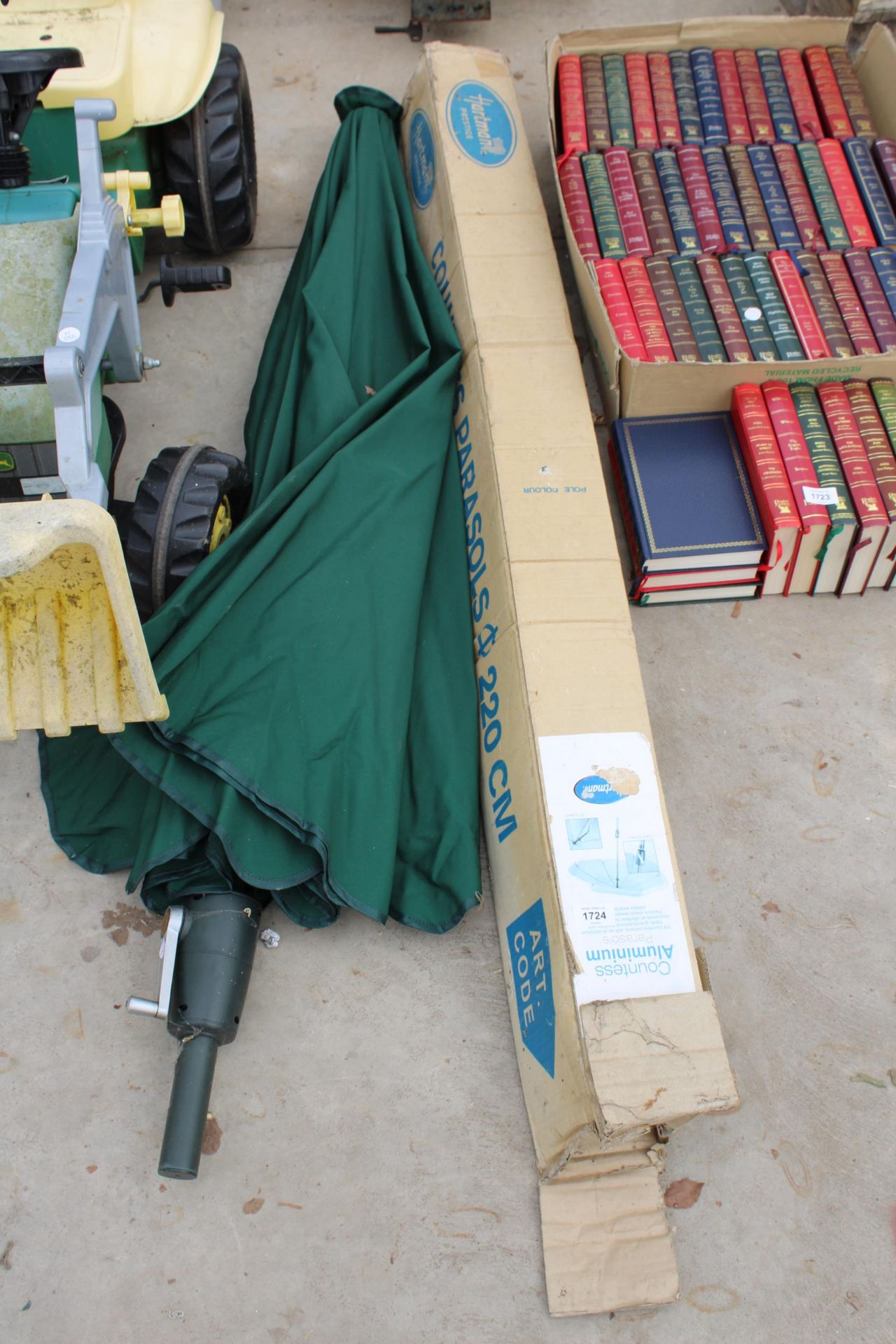 A LARGE GREEN GARDEN PARASOL