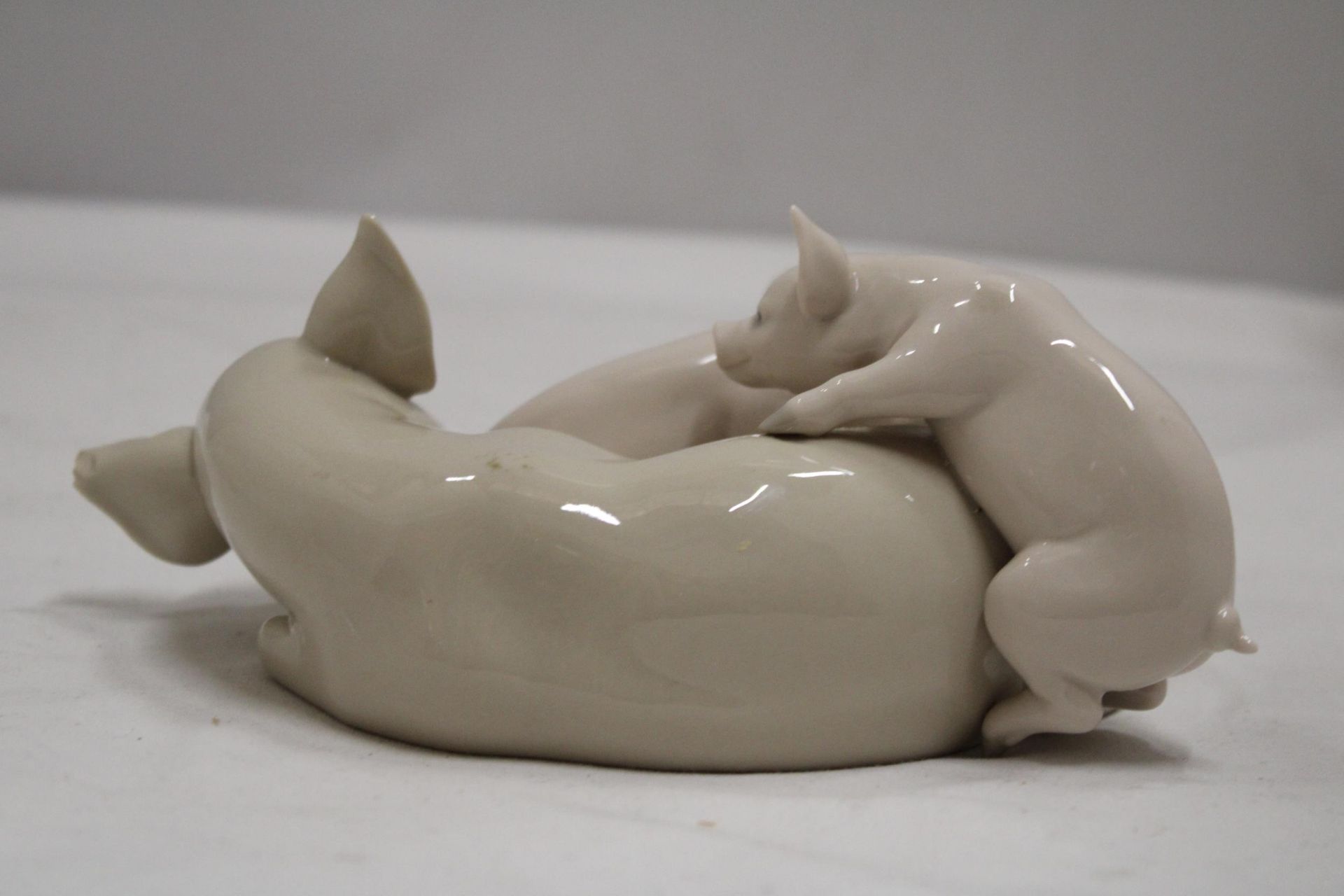 A LLADRO PLAYFUL PIGLETS FIGURE (A/F) - Image 4 of 6