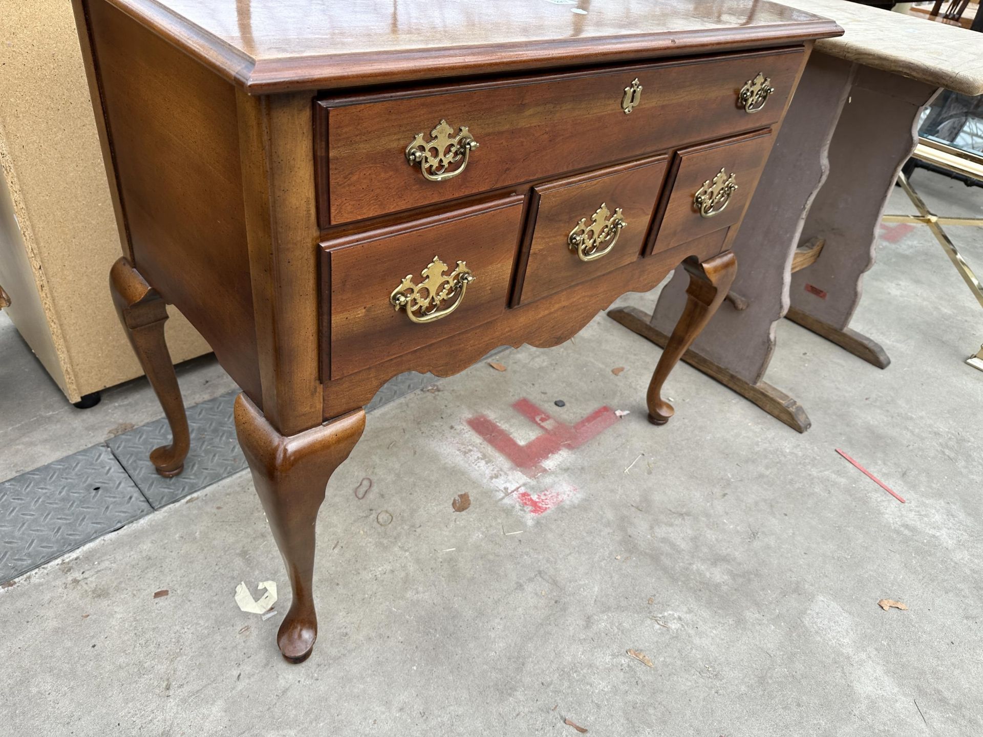A 19TH CENTURY STYLE MAHOGANY LOWBOY AND CABRIOLE LEGS, ENCLOSING FOUR DRAWERS, 36" WIDE - Bild 3 aus 4