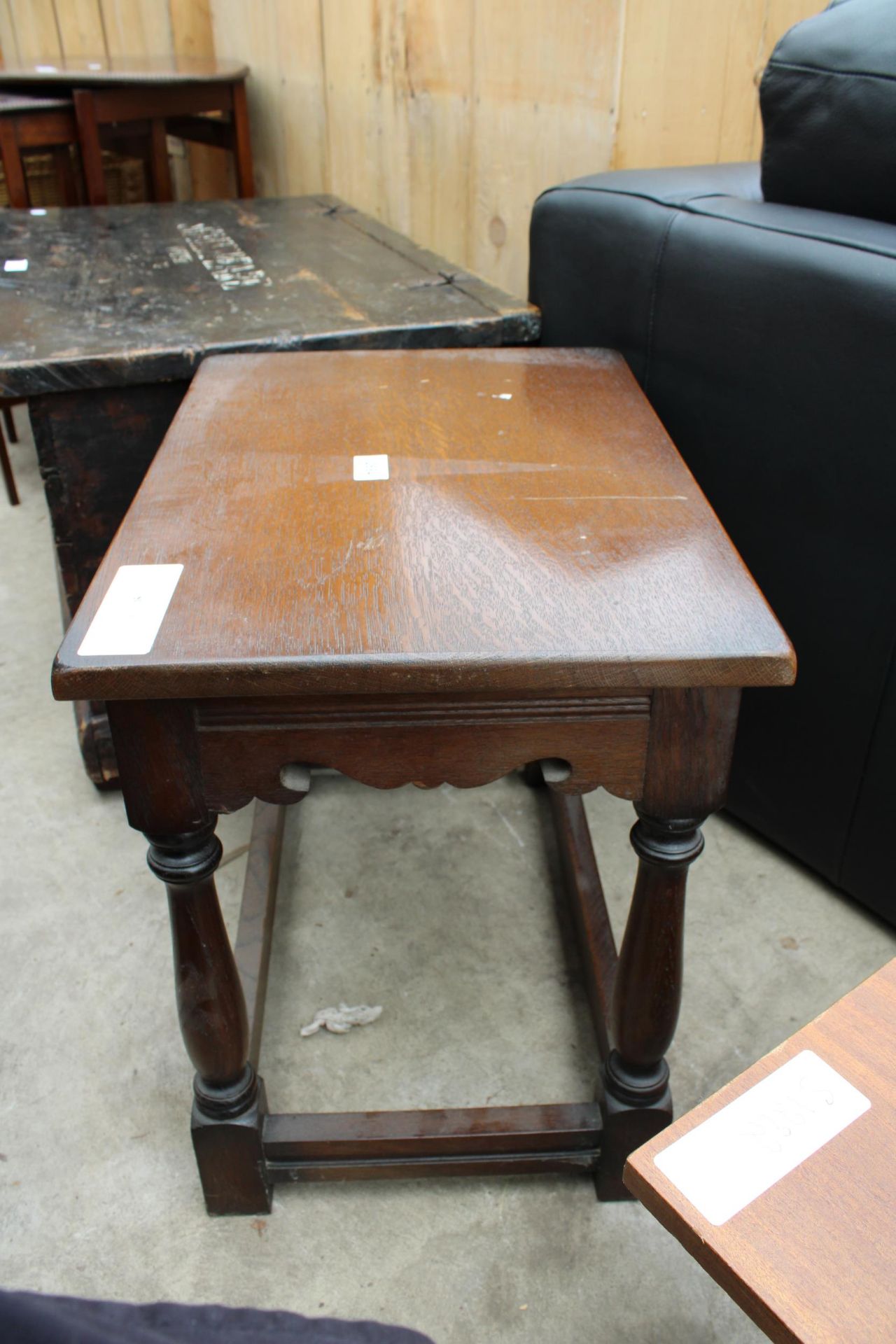 AN OAK JACOBEAN STYLE STOOL ON TURNED LEGS - Bild 2 aus 2