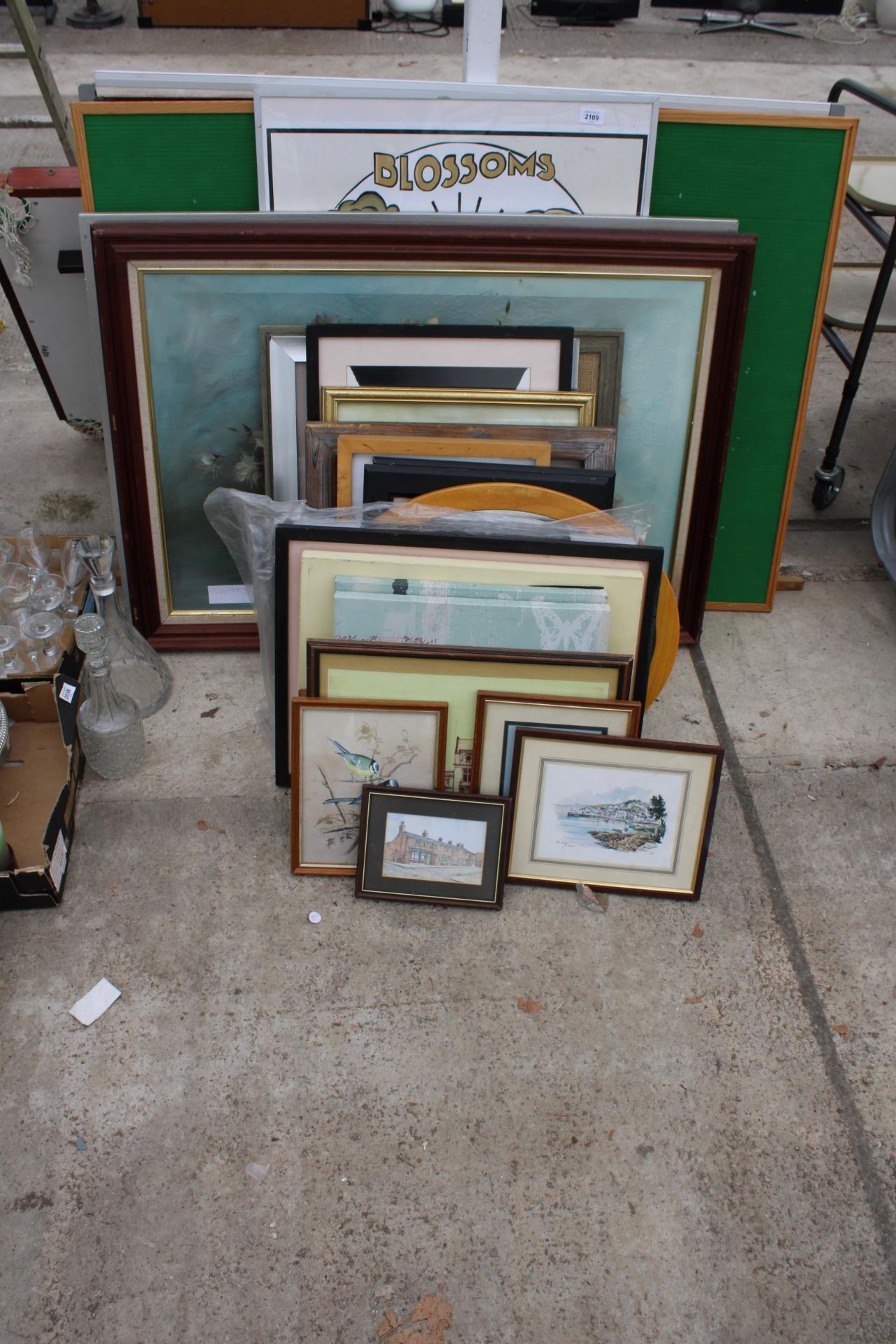 AN ASSORTMENT OF FRAMED PRINTS AND PICTURES