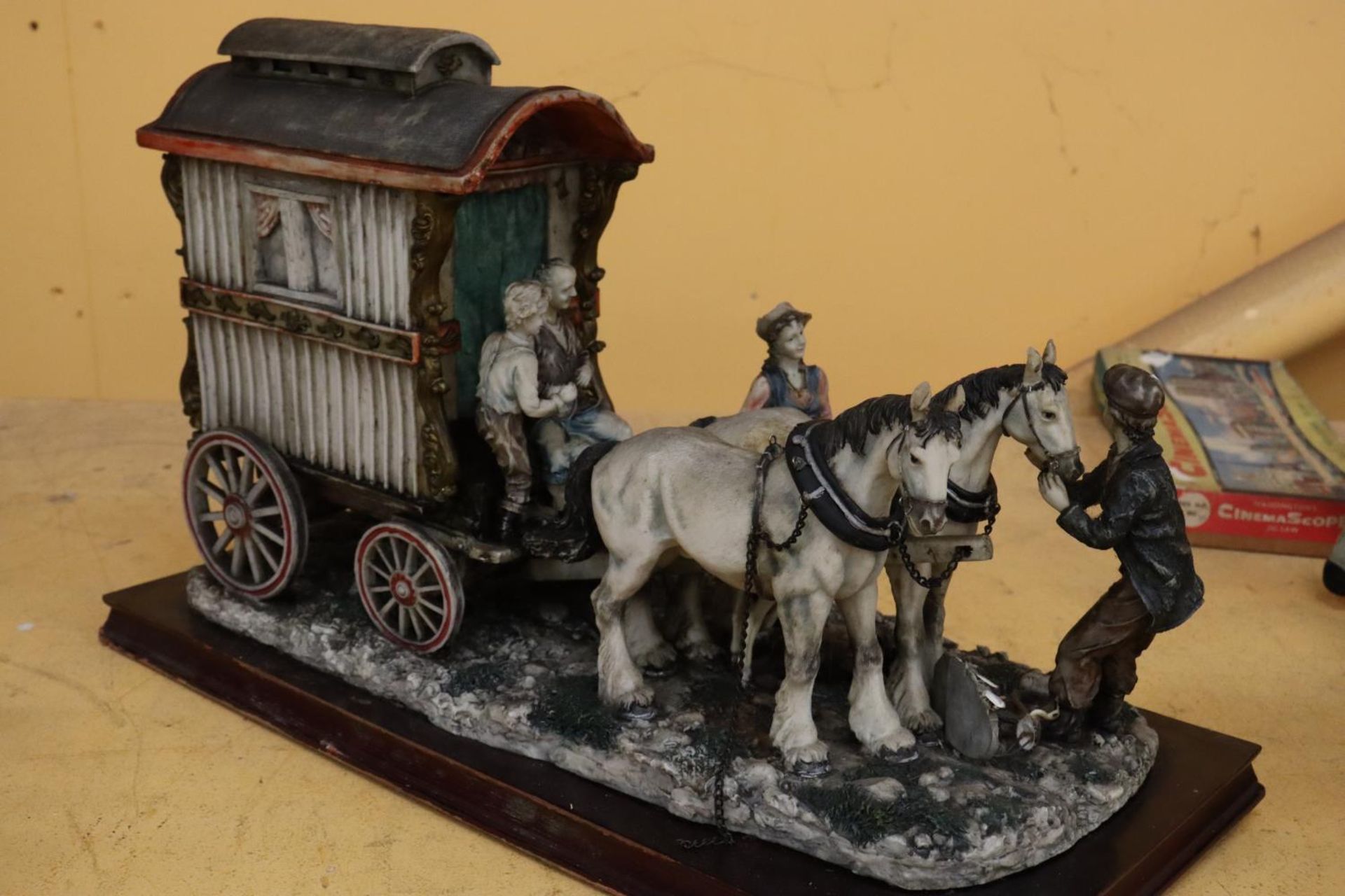 A VERY LARGE 'JULIANA COLLECTION' MODEL OF A ROMANY CARAVAN, HORSES AND FIGURES, ON A WOODEN BASE, - Bild 4 aus 5