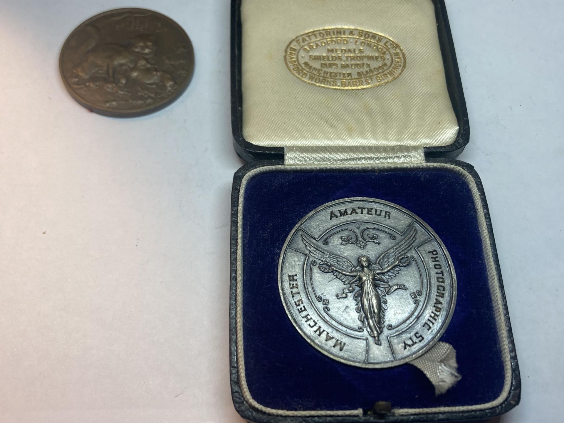 FOUR COMMEMORATIVE MEDALS, TO INCLUDE RHODESIAN INDEPENDANCE, PHOTOGRAPHY ETC - Image 3 of 5
