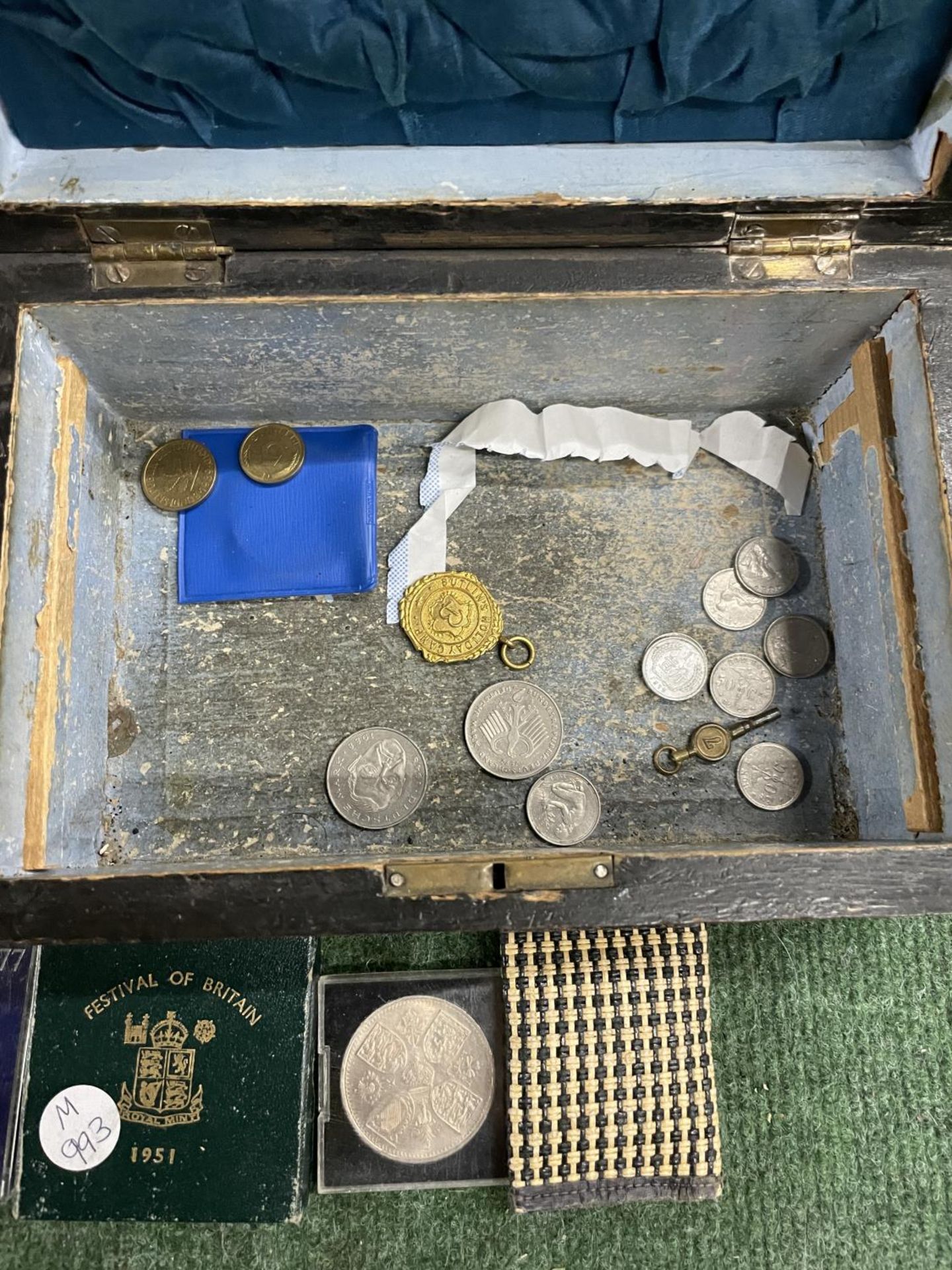 AN INLAID BOX CONTAINING A VESTA CASE, WORLD COINS AND FIVE COMMEMORATIVE CROWNS - Image 3 of 3