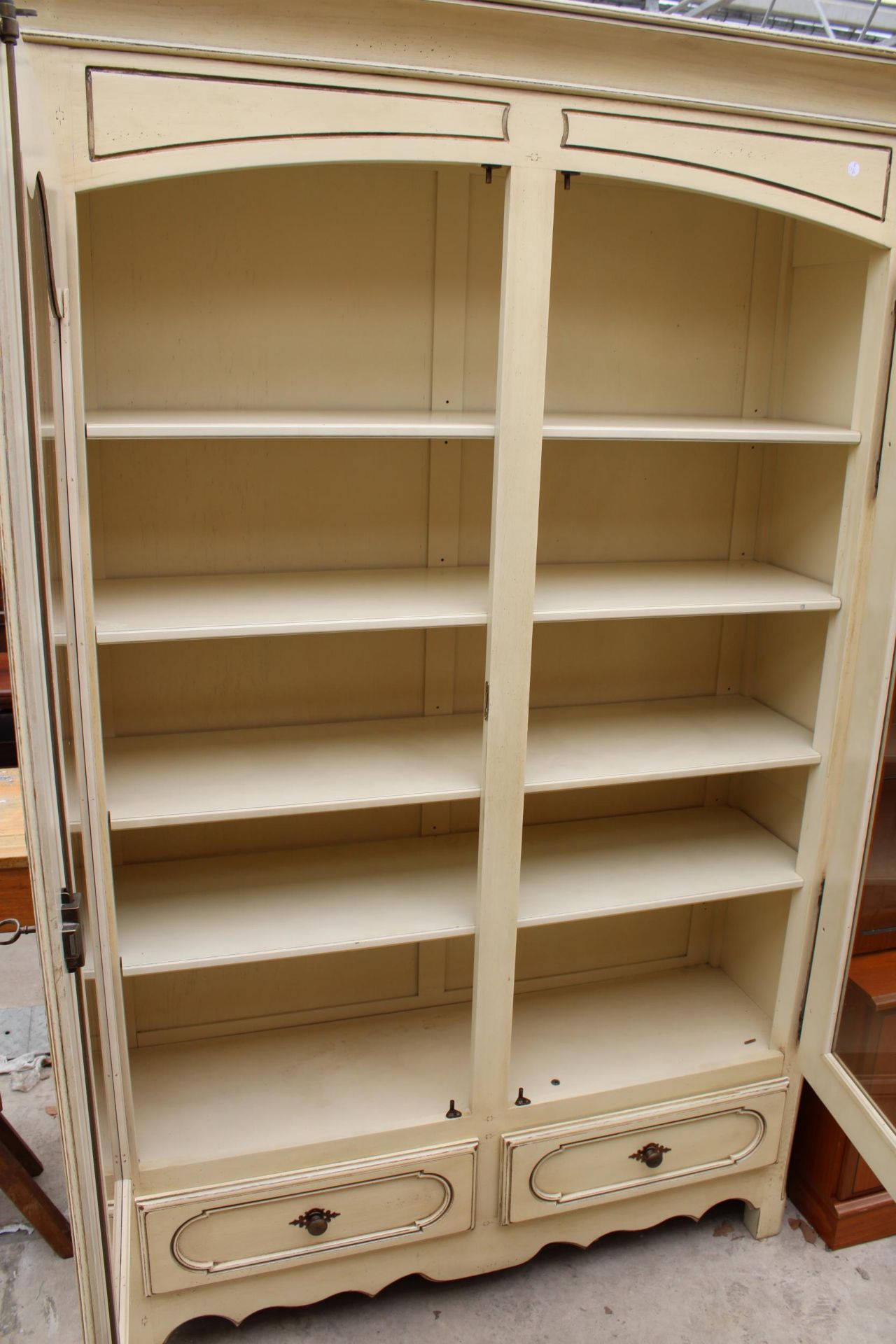 A MOEDERN WHITE PAINTED CONTINENTAL STYLE TWO DOOR GLAZED CABINET WITH TWO DRAWERS TO BASE 52" WIDE - Image 5 of 5