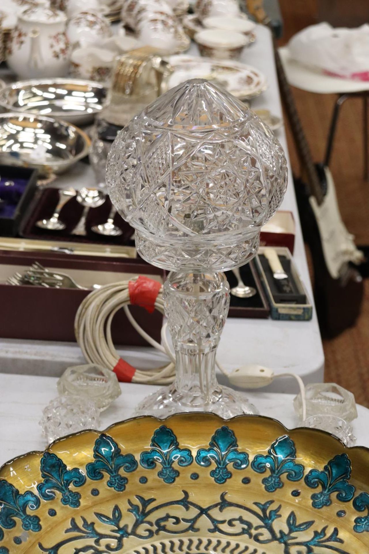 A QUANTITY OF GLASSWARE TO INCLUDE A MUSHROOM LAMP, BUTTER DISH, CANDLE HOLDERS AND AN ORNATE GOLD - Bild 2 aus 5