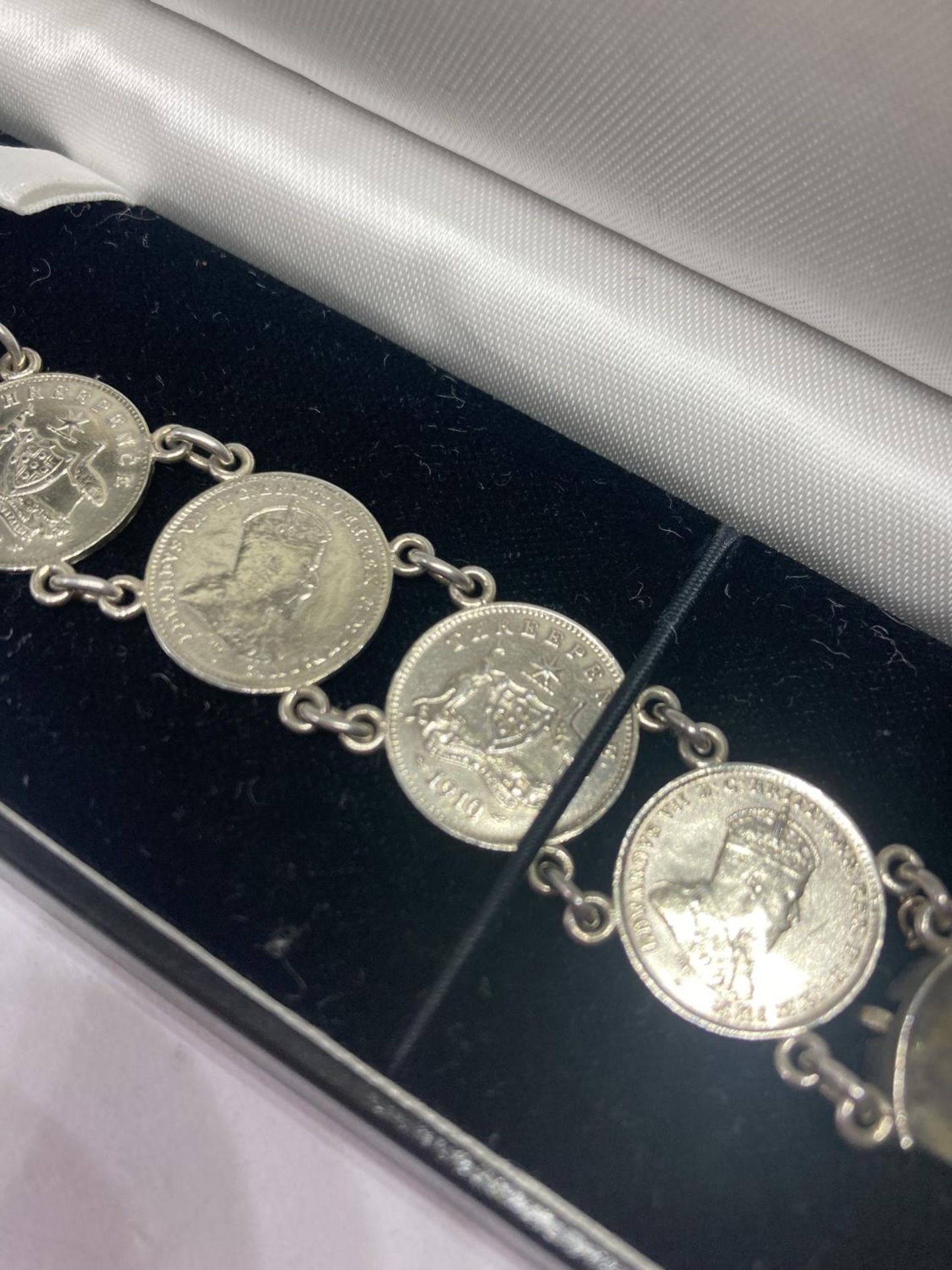 A PRE WWI 925 SILVER AUSTRALIAN THREE PENCE COIN BRACELET IN A PRESENTATION BOX - Image 2 of 3