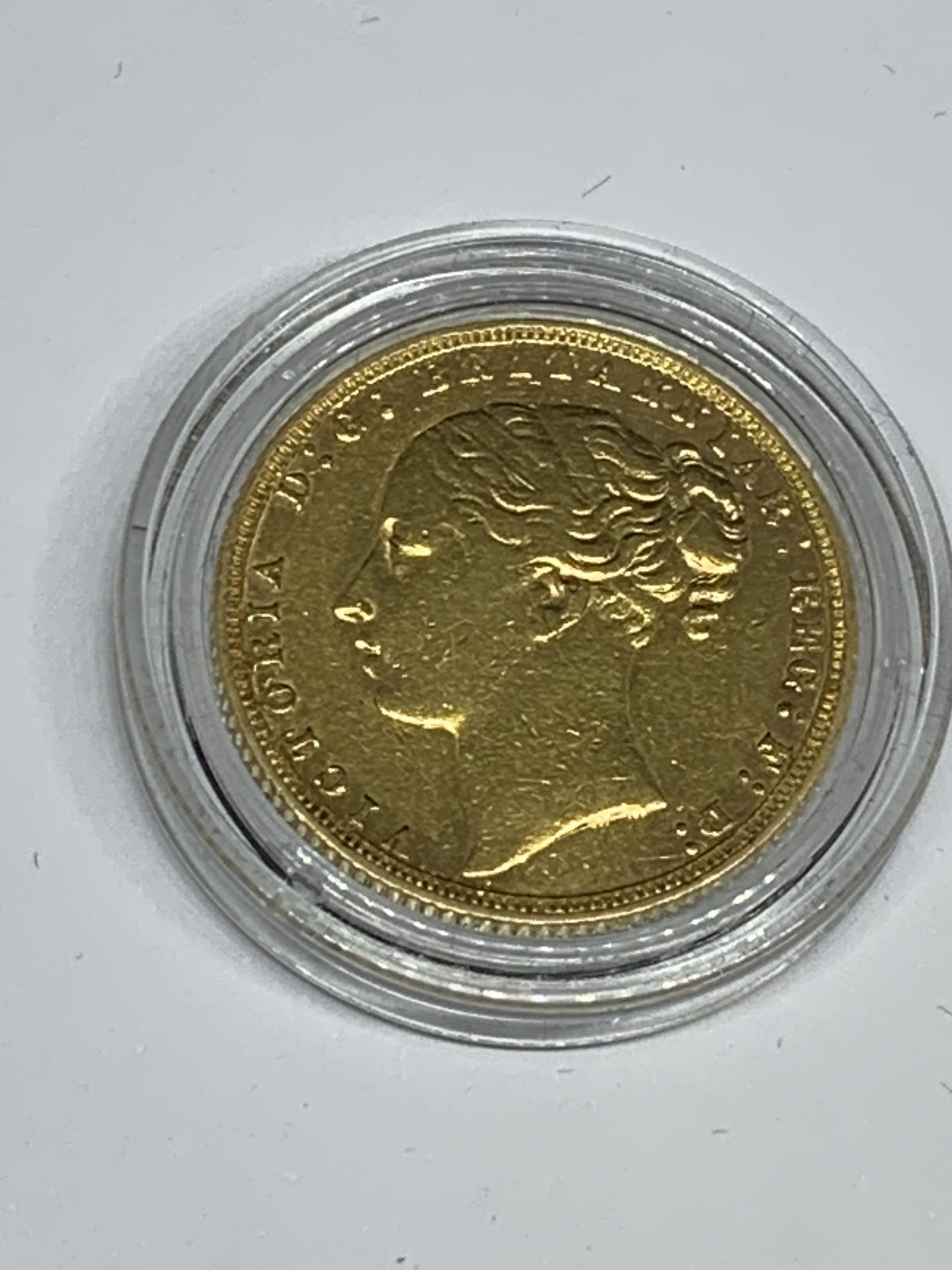 AN 1871 GOLD SOVEREIGN QUEEN VICTORIA YOUNG HEAD, LONDON MINT - Image 2 of 2