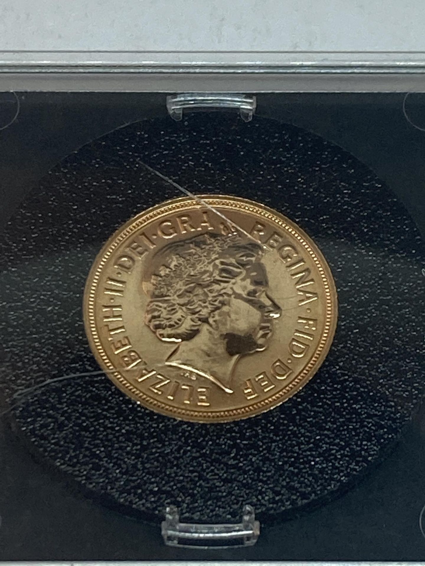 A CASED UNCIRCULATED GOLD SOVEREIGN DATED 2018 - Bild 3 aus 3