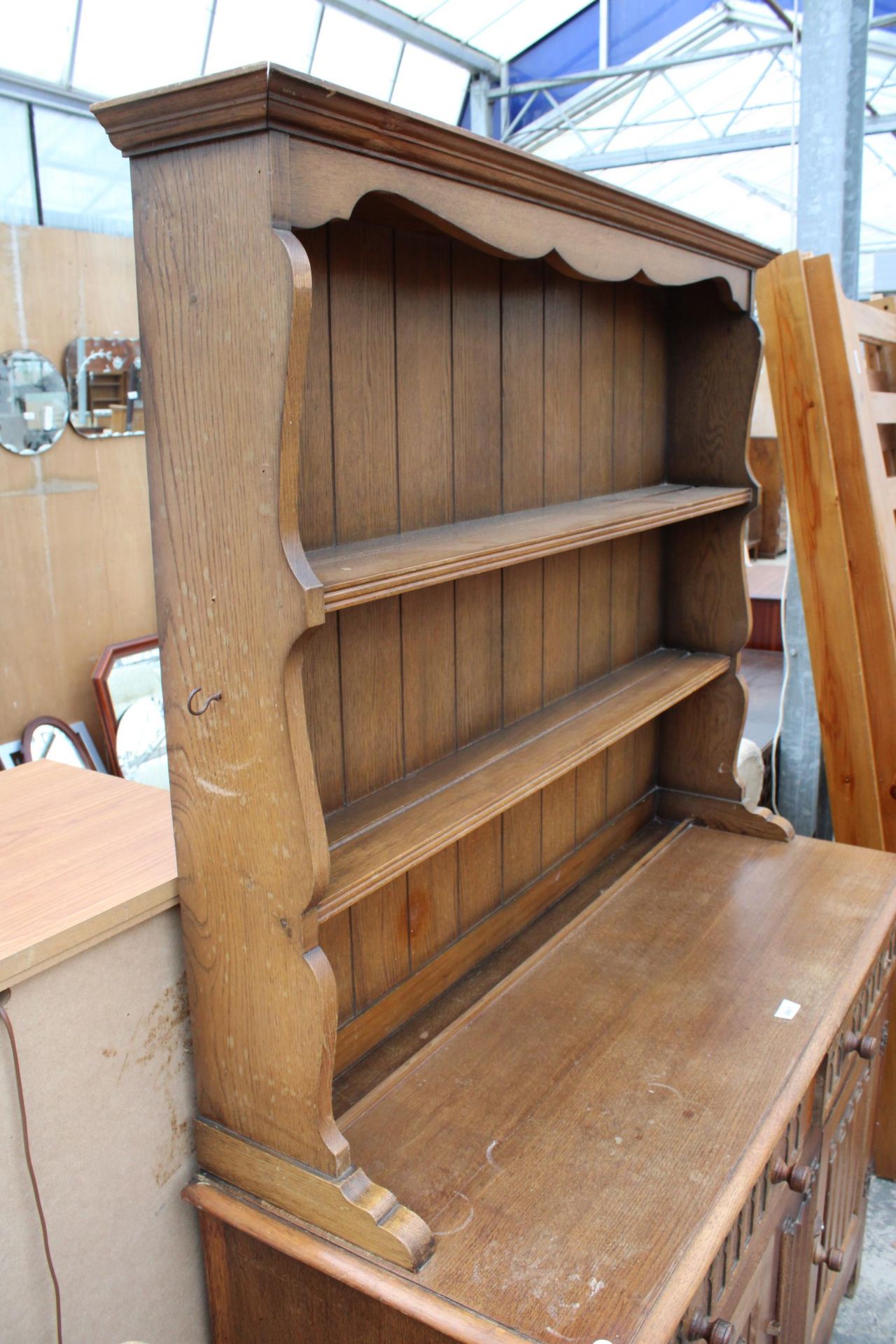 A REPRODUCTION OAK DRESSER WITH LINEN FOLD DOORS AND PLATE RACK, L.MARCUS LTD (LONDON) 48" WIDE - Image 3 of 4